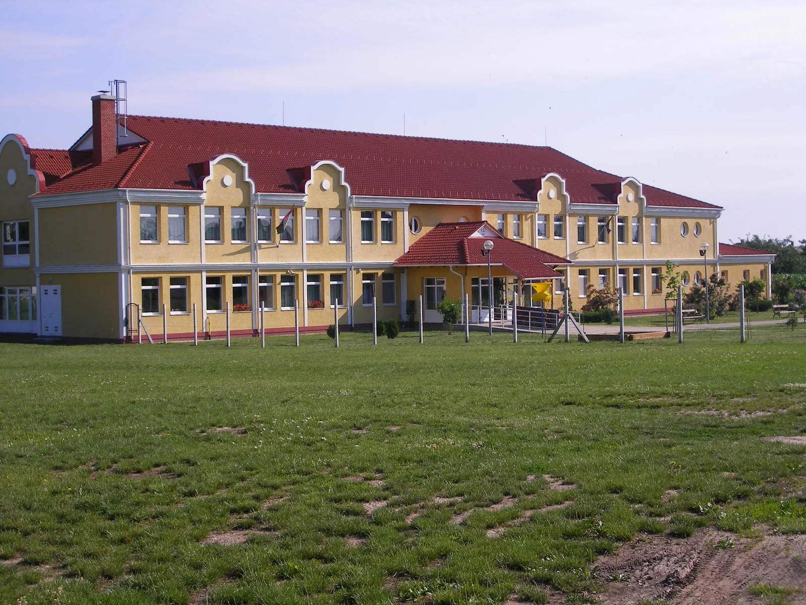 Photo showing: Mocsa - primary school