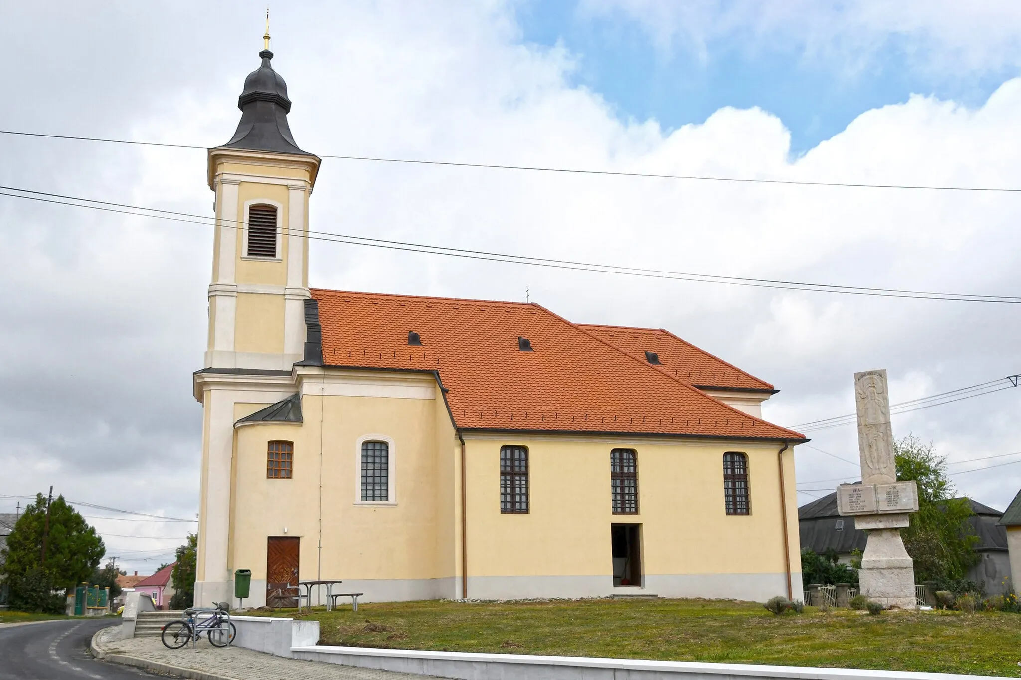 Photo showing: Roman Catholic church in Tápszentmiklós, Hungary