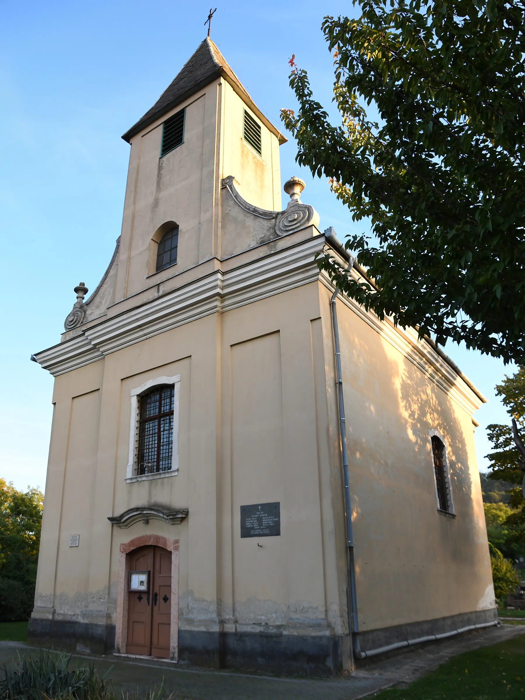 Photo showing: Roman Catholic church in Dunaalmás, Hungary