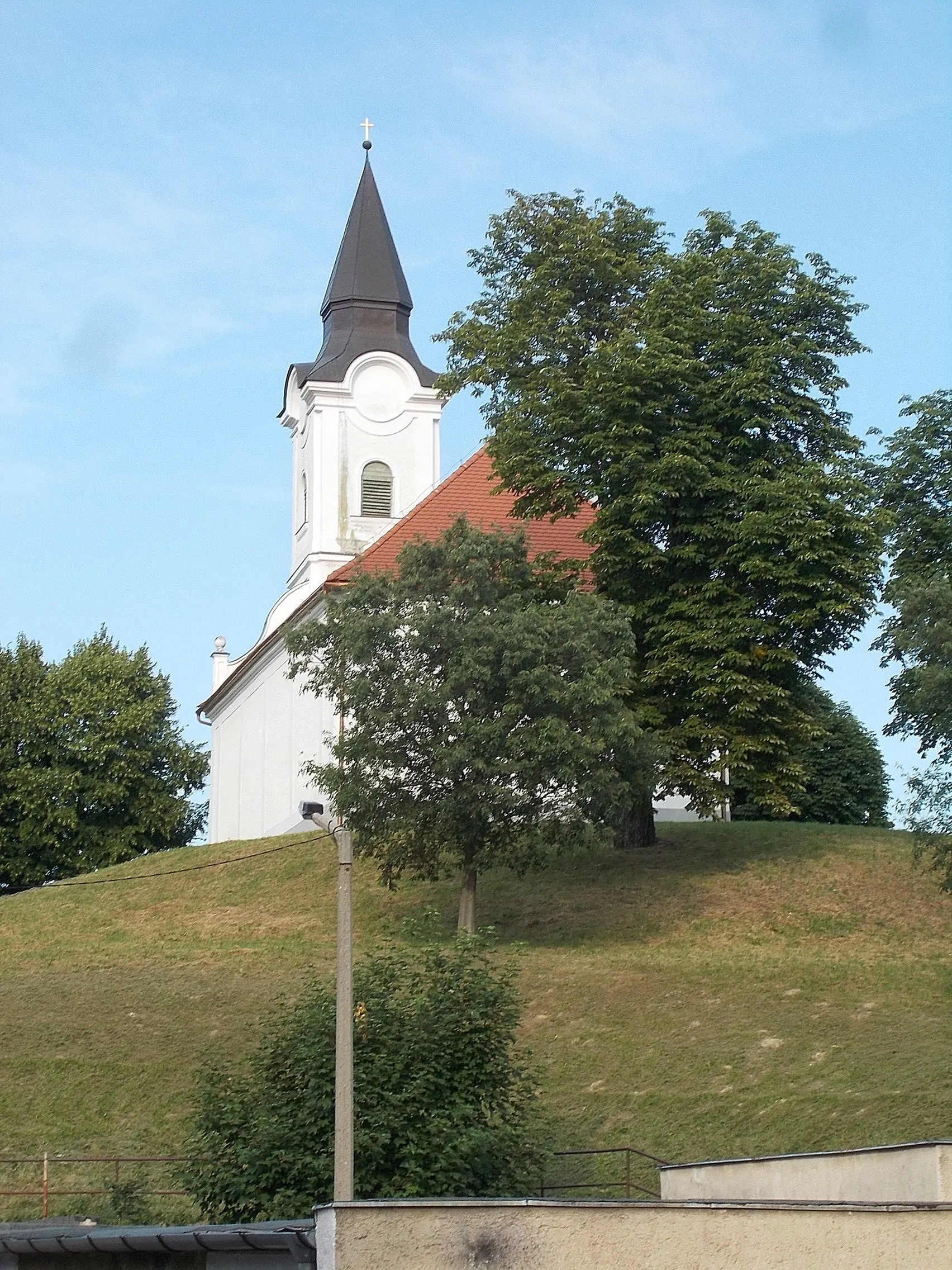 Photo showing: : Lutheran Church from Semmelweis Street. Consecrated in 1787, the wall painting finished in 1789. Late Baroque style. - Kossuth Lajos utca, Templomdomb (~Church hill), Ajka, Veszprém County, Hungary.