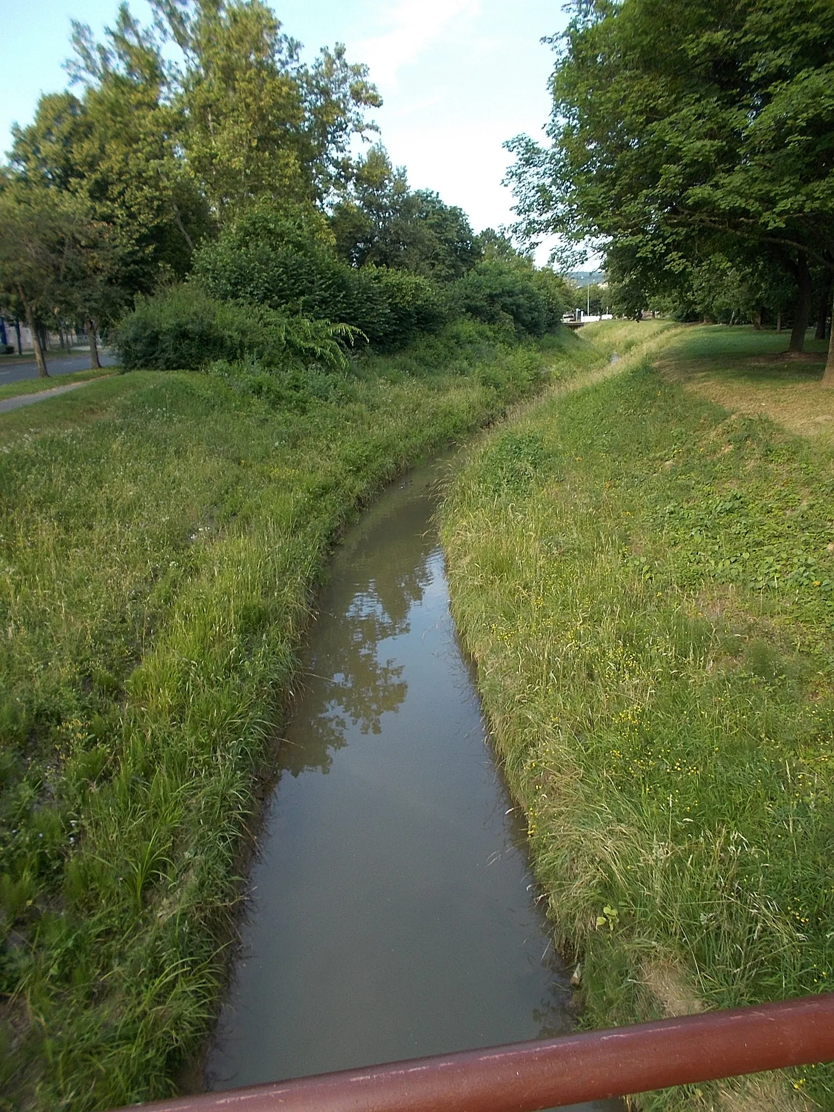 Photo showing: : View to northeast from footbridge over the Torna Stream at the end of Bródy Imre utca. Between Deák Ferenc utca and Petőfi Sándor utca, Ajka, Veszprém County, Hungary