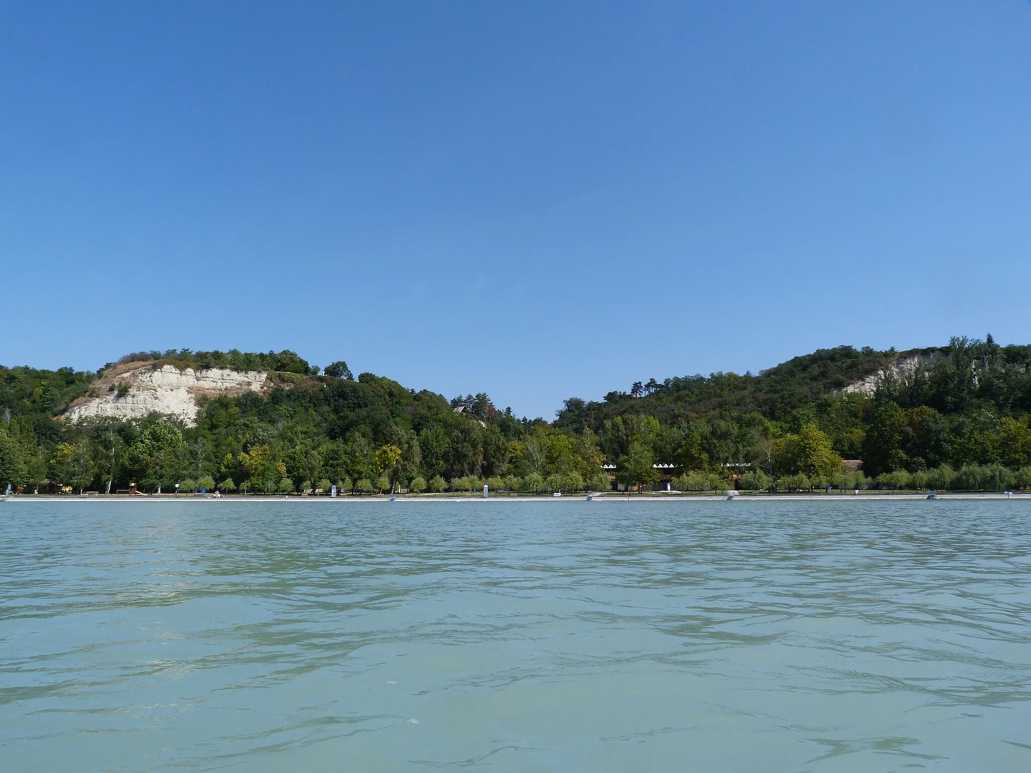 Photo showing: A felvétel 2013. szeptember 6 -án, pénteken készült Balatonakarattyán, a Bercsényi strandról.(a vízből fényképezve). ©© Derzsi Elekes Andor, Budapest, 2013, You are authorised to use these photos and vids under Creative Commons – even for commercial, for profit purposes. Photos must be attributed to Derzsi Elekes Andor. All of the photos and vids in the Metapolisz DVD line are under Creative Commons and can be used even for commercial – for profit – purposes. Recommended Citation Derzsi Elekes Andor: Metapolisz DVD line http://nektar.oszk.hu/en/manifestation/2623913