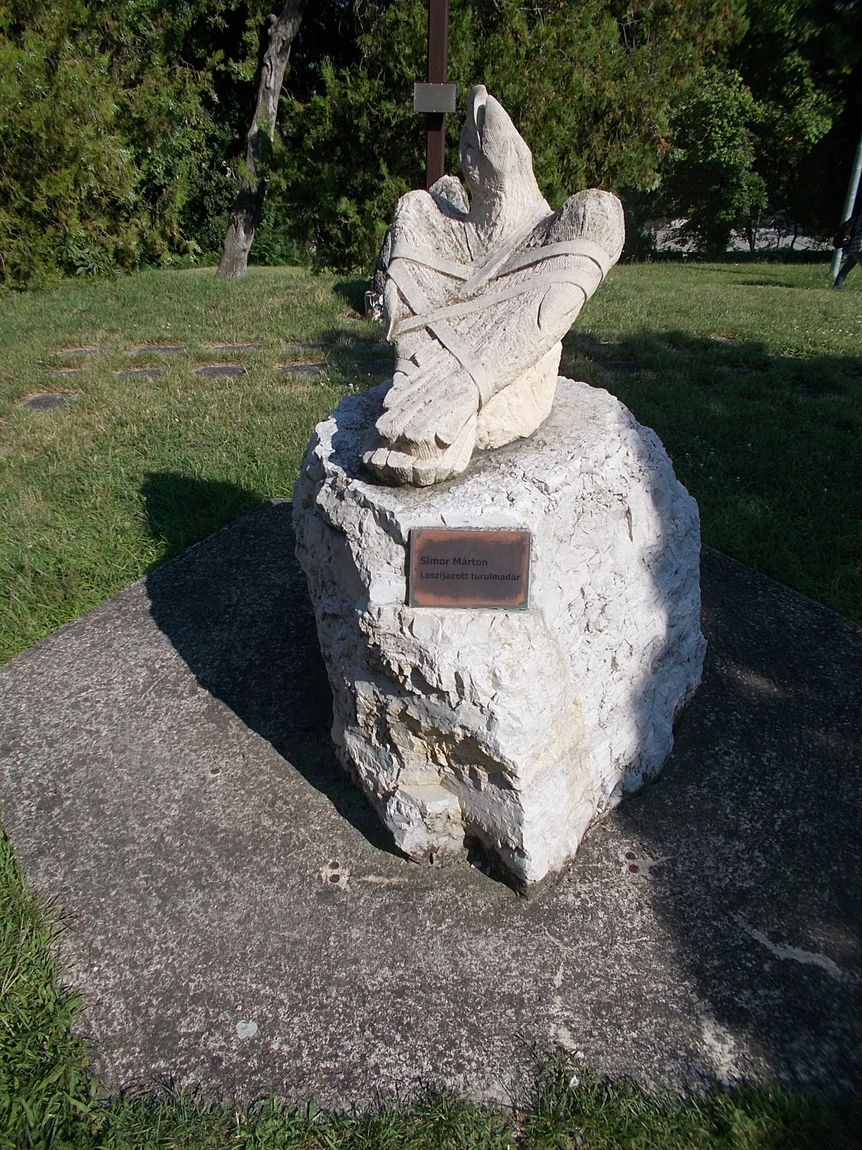 Photo showing: : Turul statue by Márton Simor ( 2008, limestone ) in Count Albert Apponyi Grove, on Kastély (Palace) Hill, Várpalota, Veszprém County, Hungary.