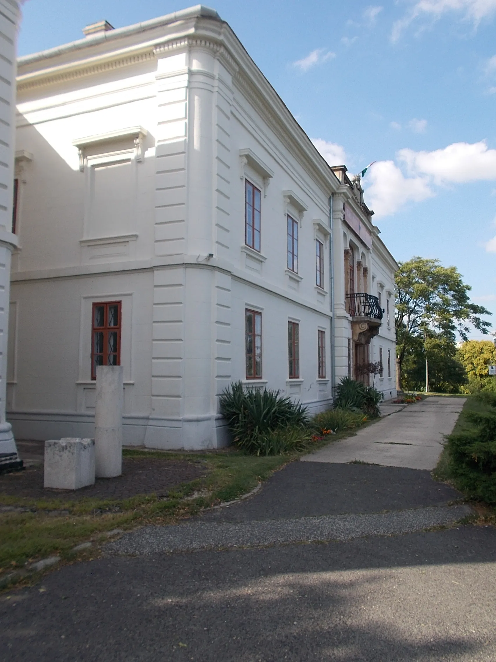 Photo showing: : Based on the former Zichy Mansion a new Mansion was built in 1863 according plans of Miklós Ybl in Neoclassical-romantic style, orderd by Count János Waldstein later was Officer's Training School. Now Museum. - Kastély (Palace) Hill, Várpalota, Veszprém County, Hungary.