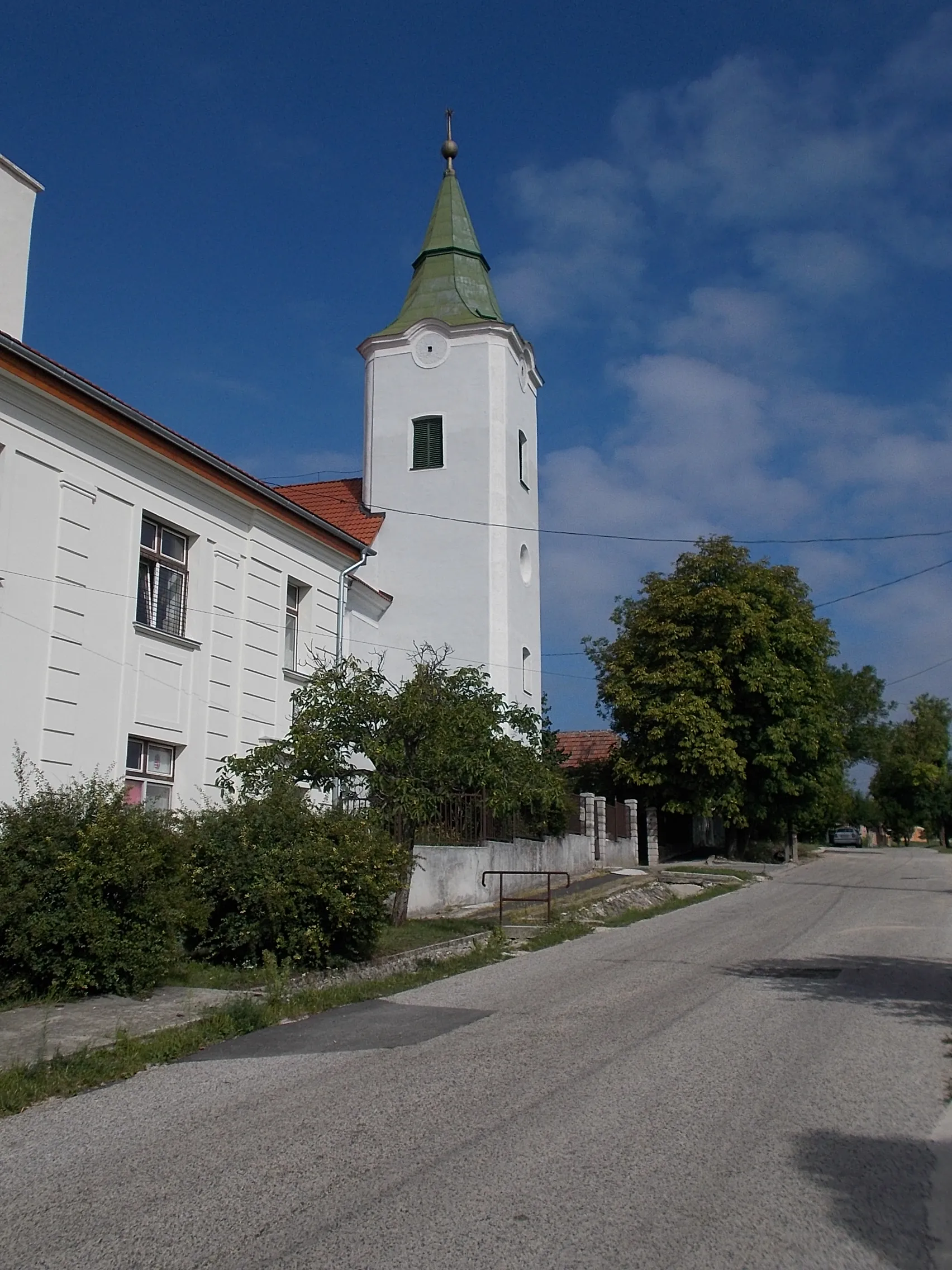 Photo showing: : Reformed Church and Várpalotai Kindergarten and Nursery - Inota quarter, Várpalota, Veszprém County, Hungary.