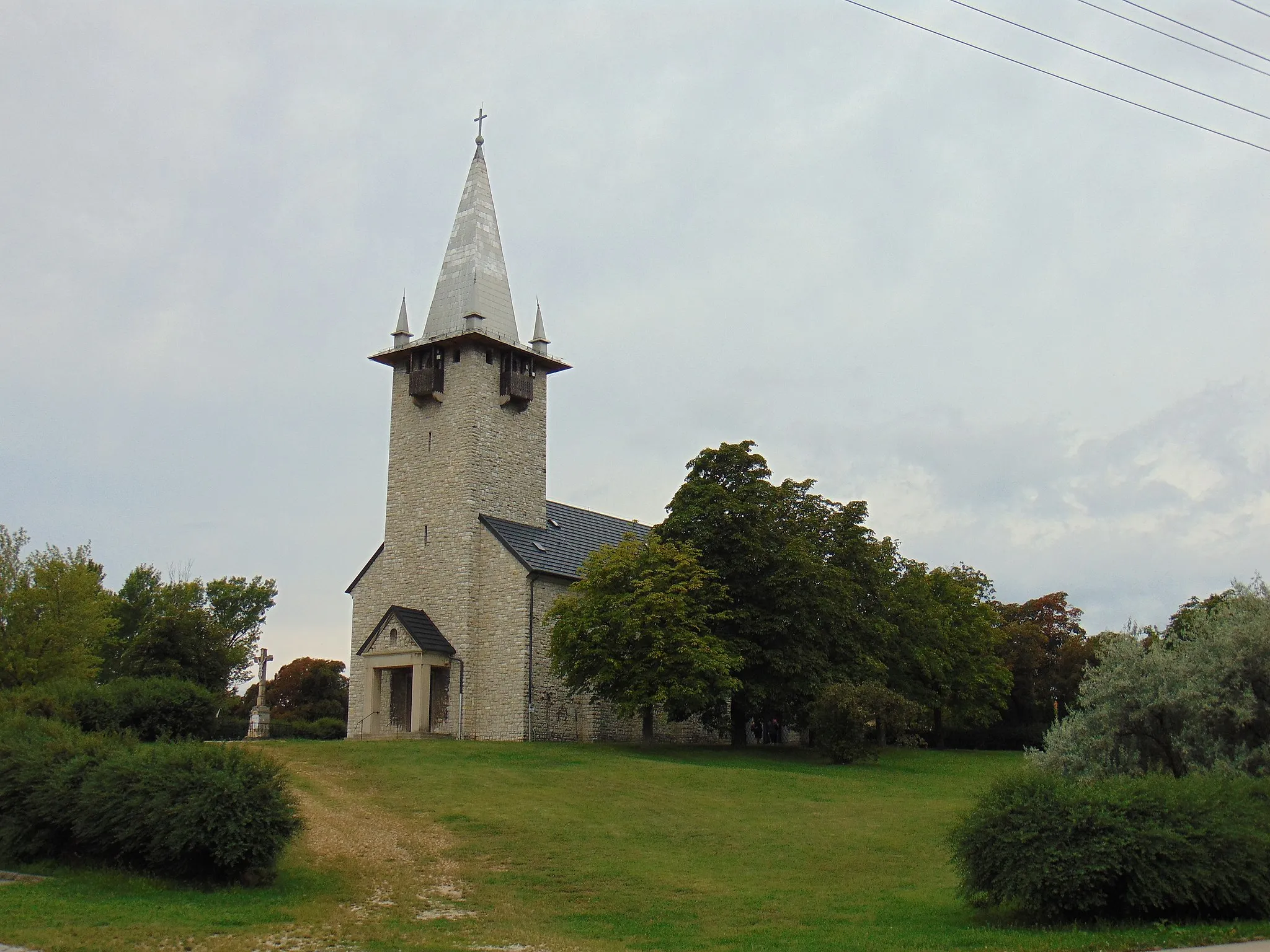 Photo showing: Pétfürdő temploma a Fazekas Mihály utcából, kelet felől nézve
