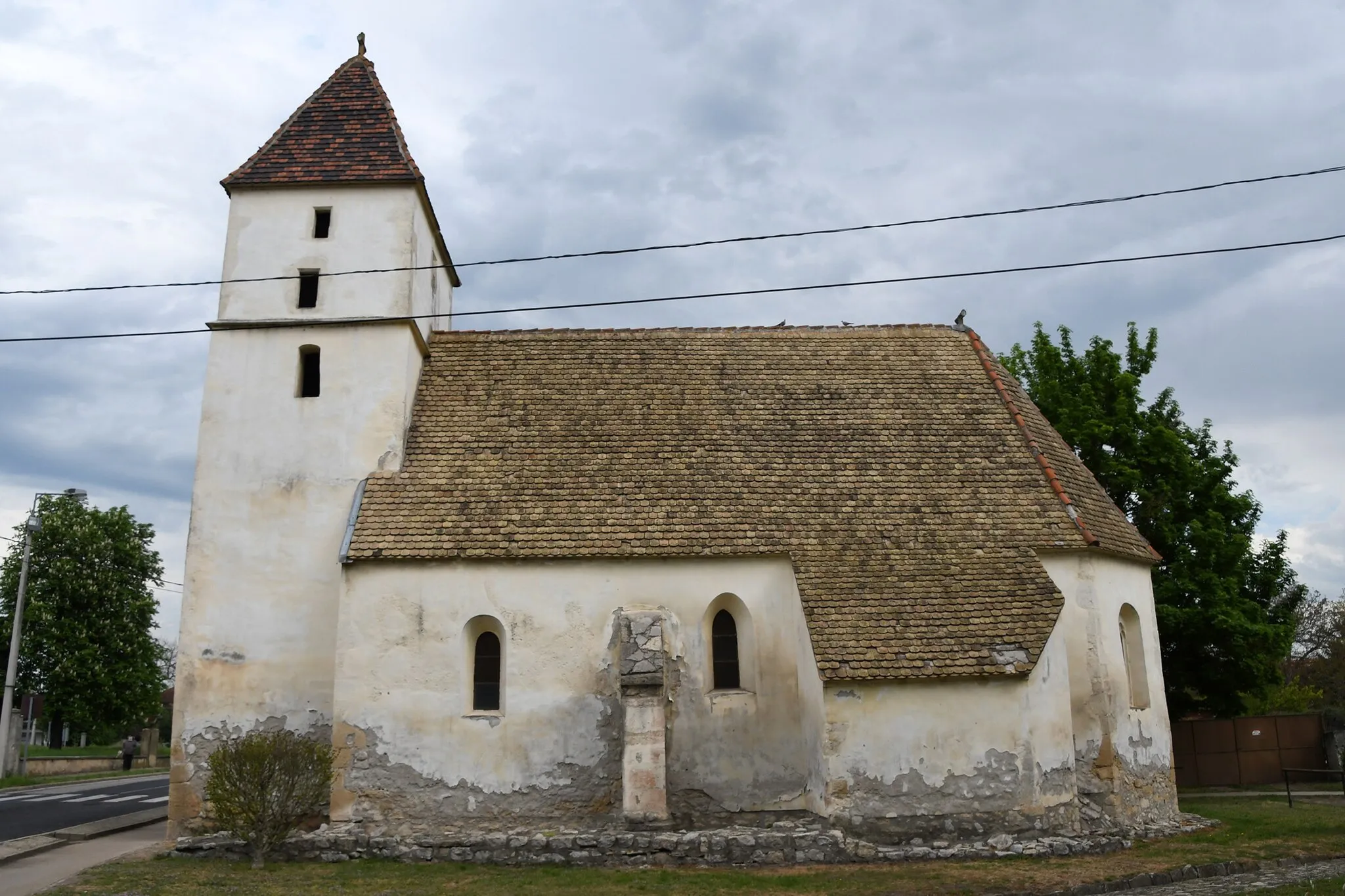 Photo showing: 13th-14th-century Roman Catholic church in Berhida, Hungary