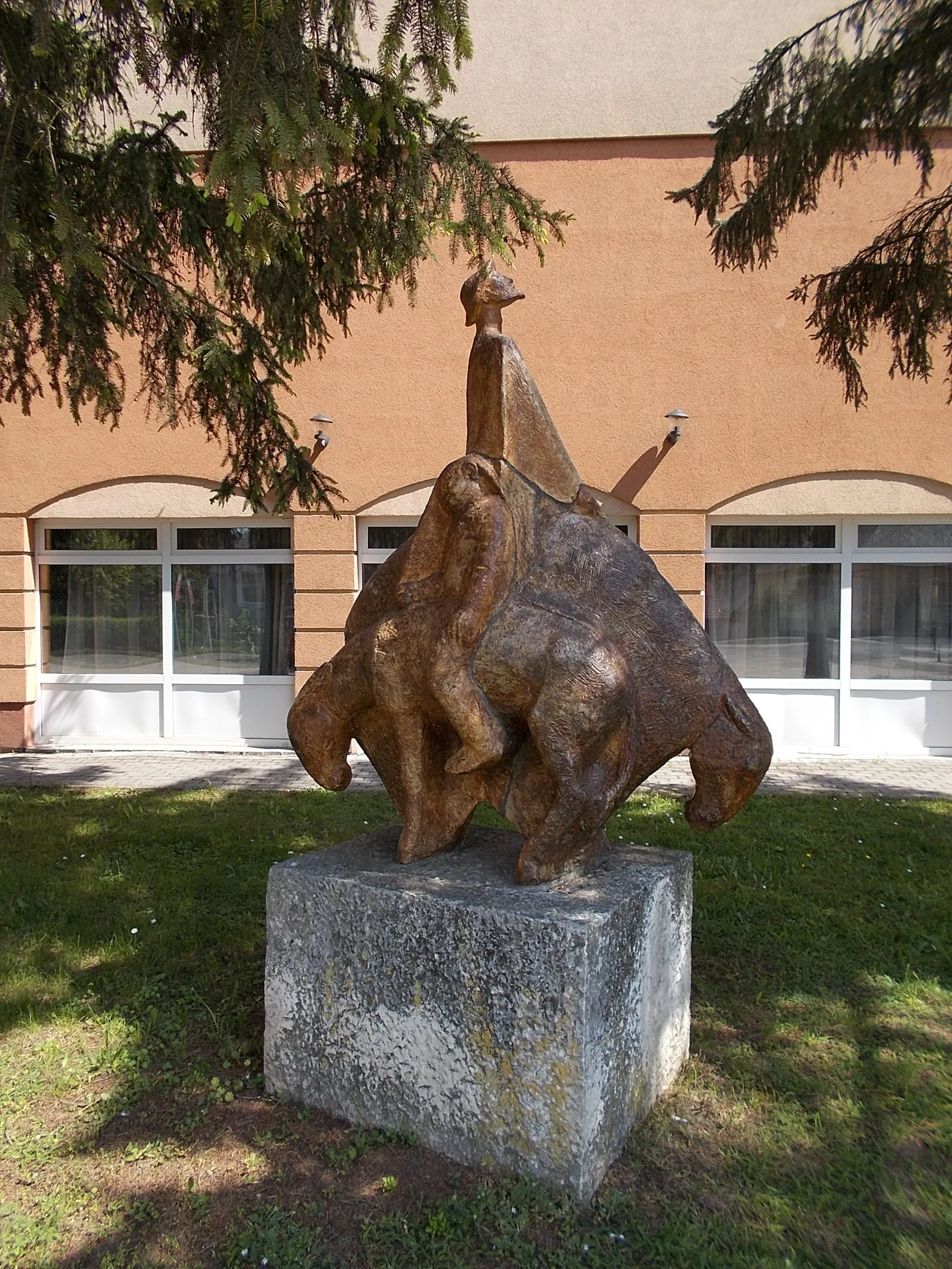 Photo showing: Herend - absztrakt szobor a művelődési ház előtt