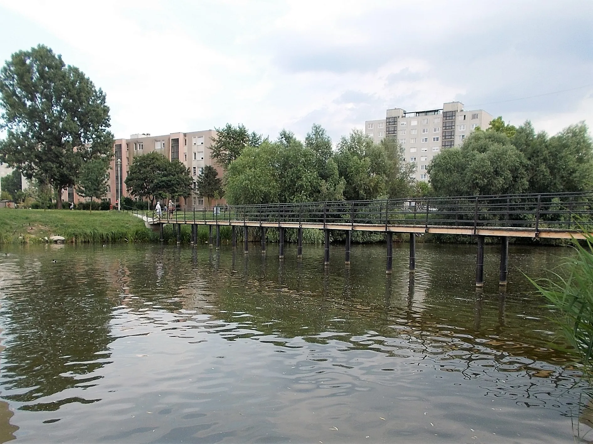 Photo showing: : Tópart housing estate and Oroszlány-Kecskédi stream. - Oroszlány, Komárom-Esztergom County.