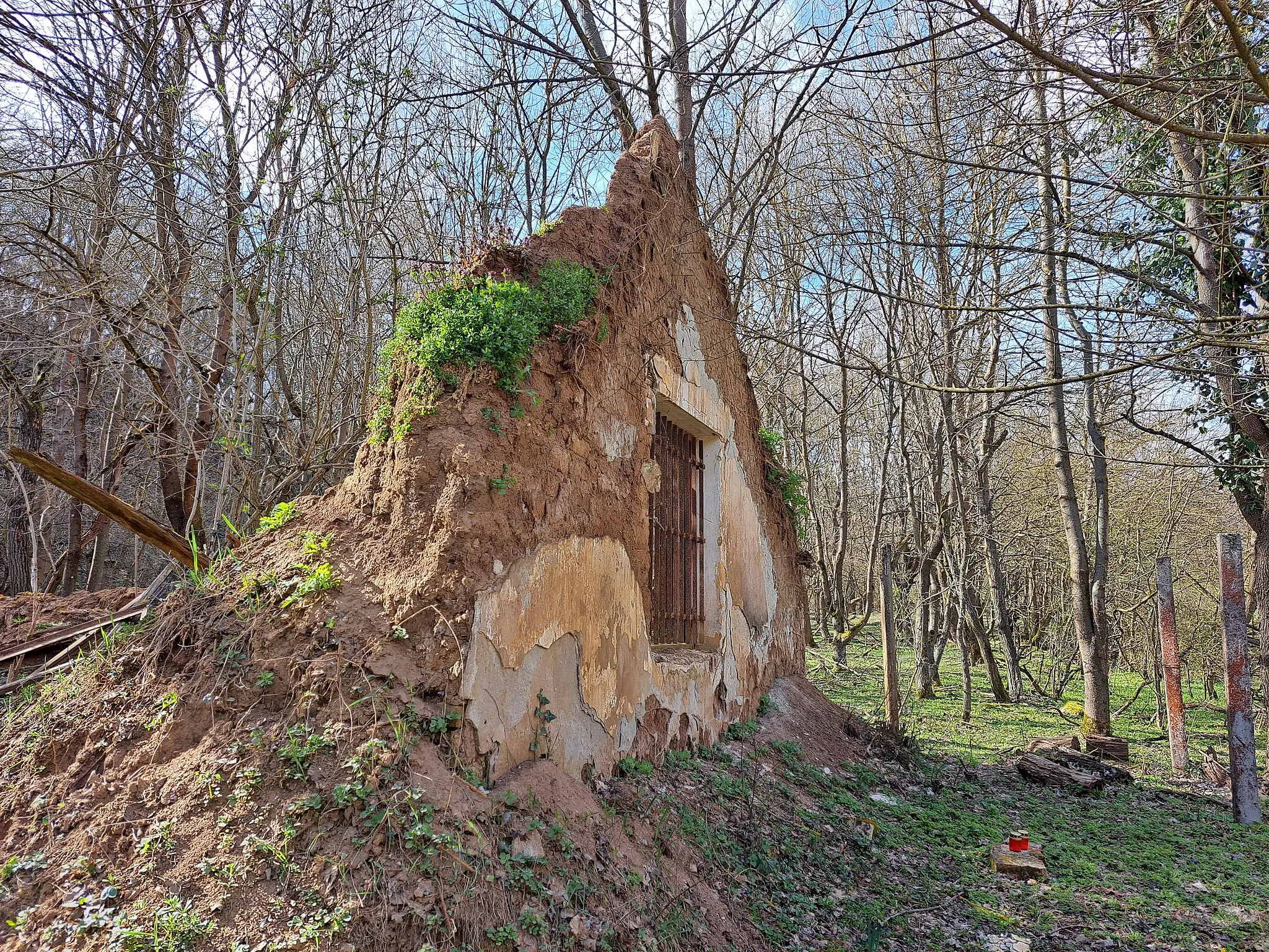 Photo showing: Ruins of a house in Kápolnapuszta, a former settlement on the outskirts of Gánt in Hungary