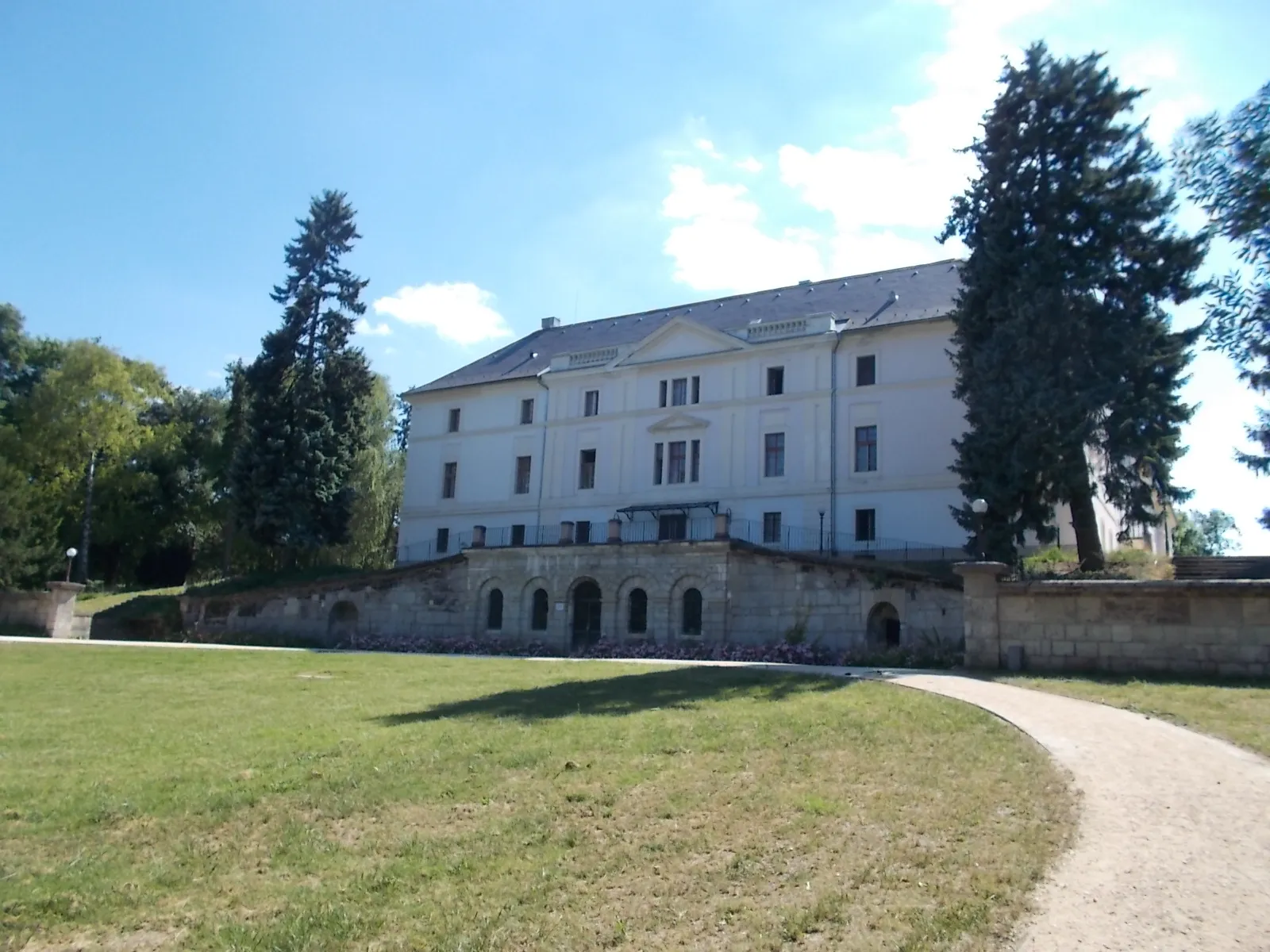 Photo showing: : Batthyány Mansion, east. - Kossuth Street, Bicske, Fejér County, Hungary.