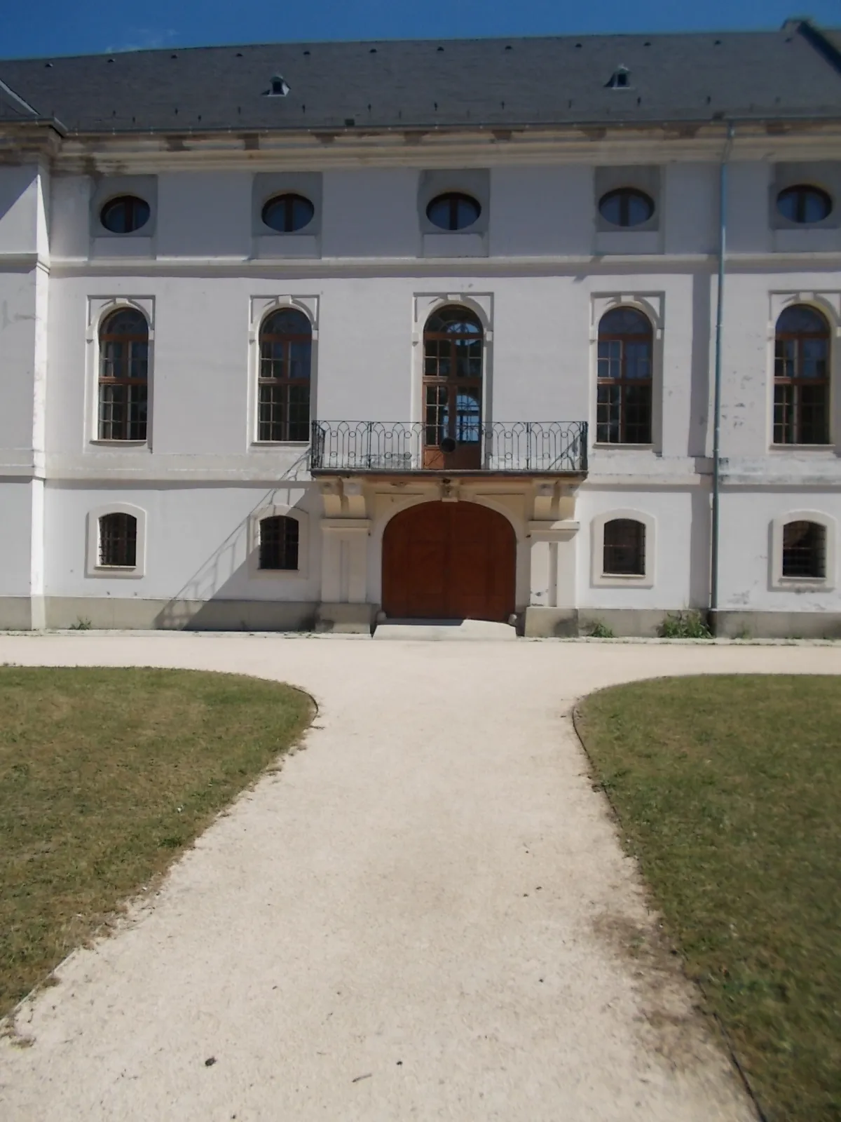 Photo showing: : Batthyány Mansion, north gate. - Kossuth Street, Bicske, Fejér County, Hungary.