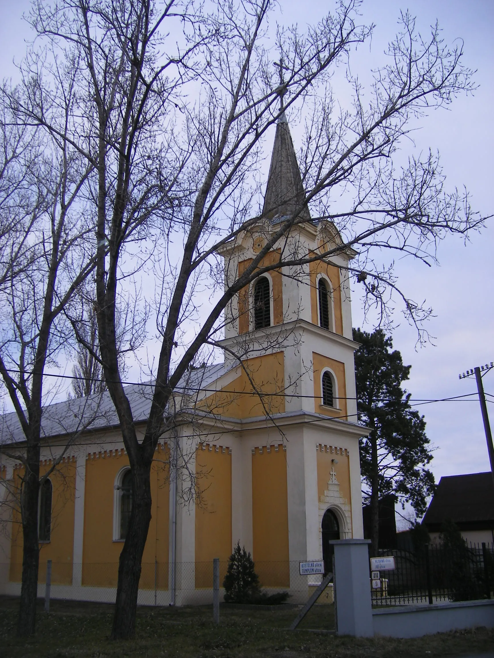 Photo showing: Komárom/Őrsújfalu - katolikus templom