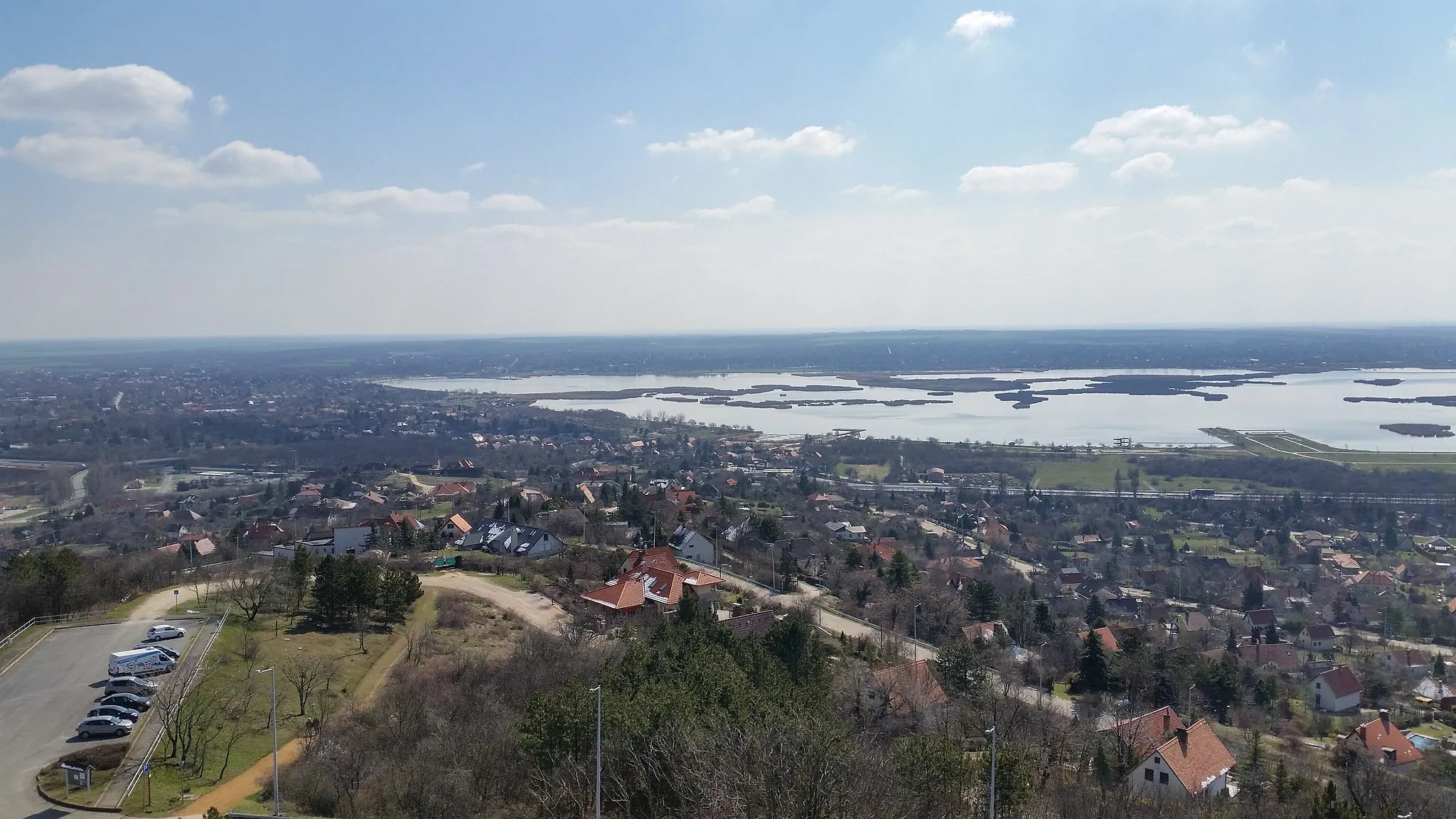 Photo showing: View from the look-ot tower at the top of Bence-hegy label QS:Len,"View from the look-ot tower at the top of Bence-hegy"
label QS:Lhu,"Kilátás a Bence-hegyi kilátótoronyból"