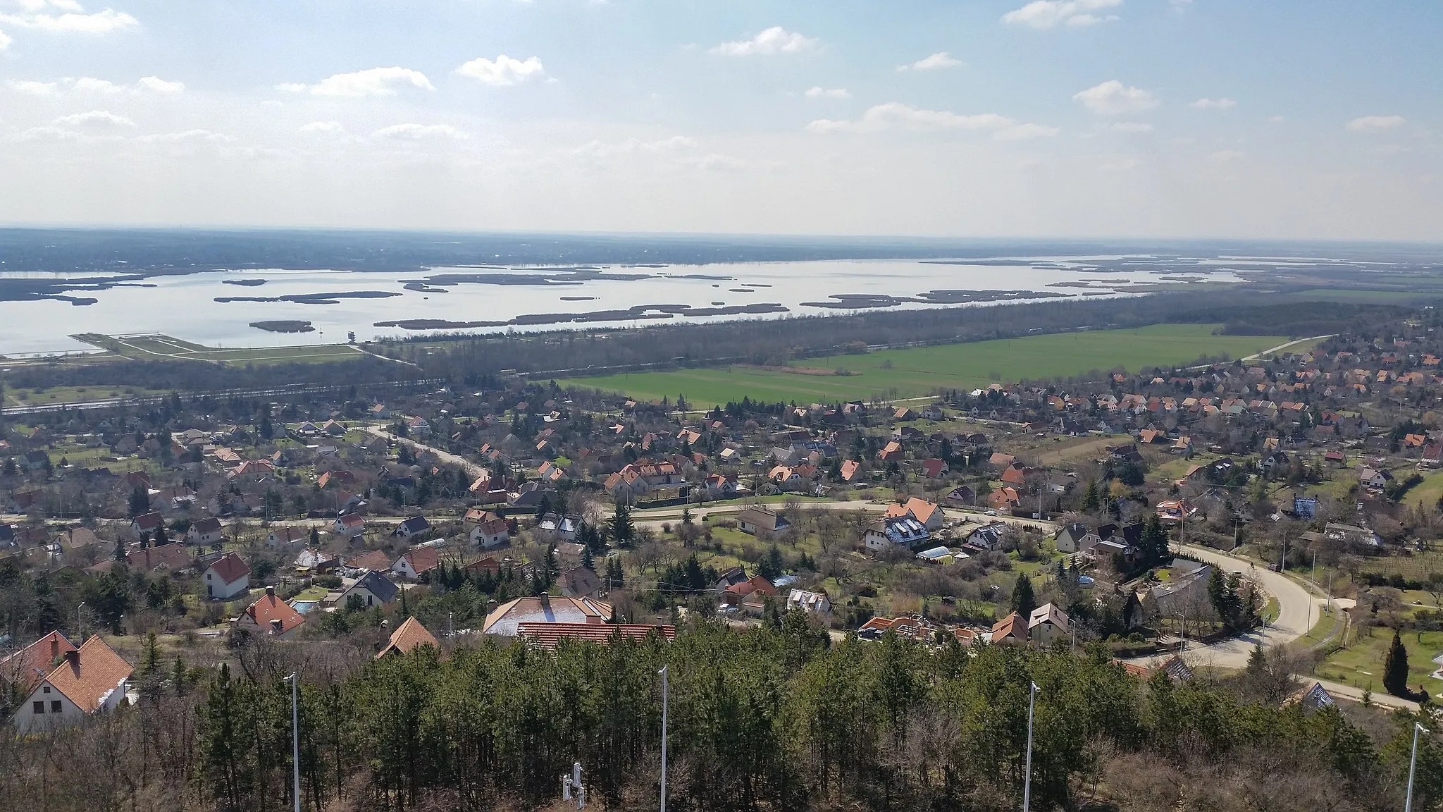 Photo showing: View from the look-ot tower at the top of Bence-hegy label QS:Len,"View from the look-ot tower at the top of Bence-hegy"
label QS:Lhu,"Kilátás a Bence-hegyi kilátótoronyból"