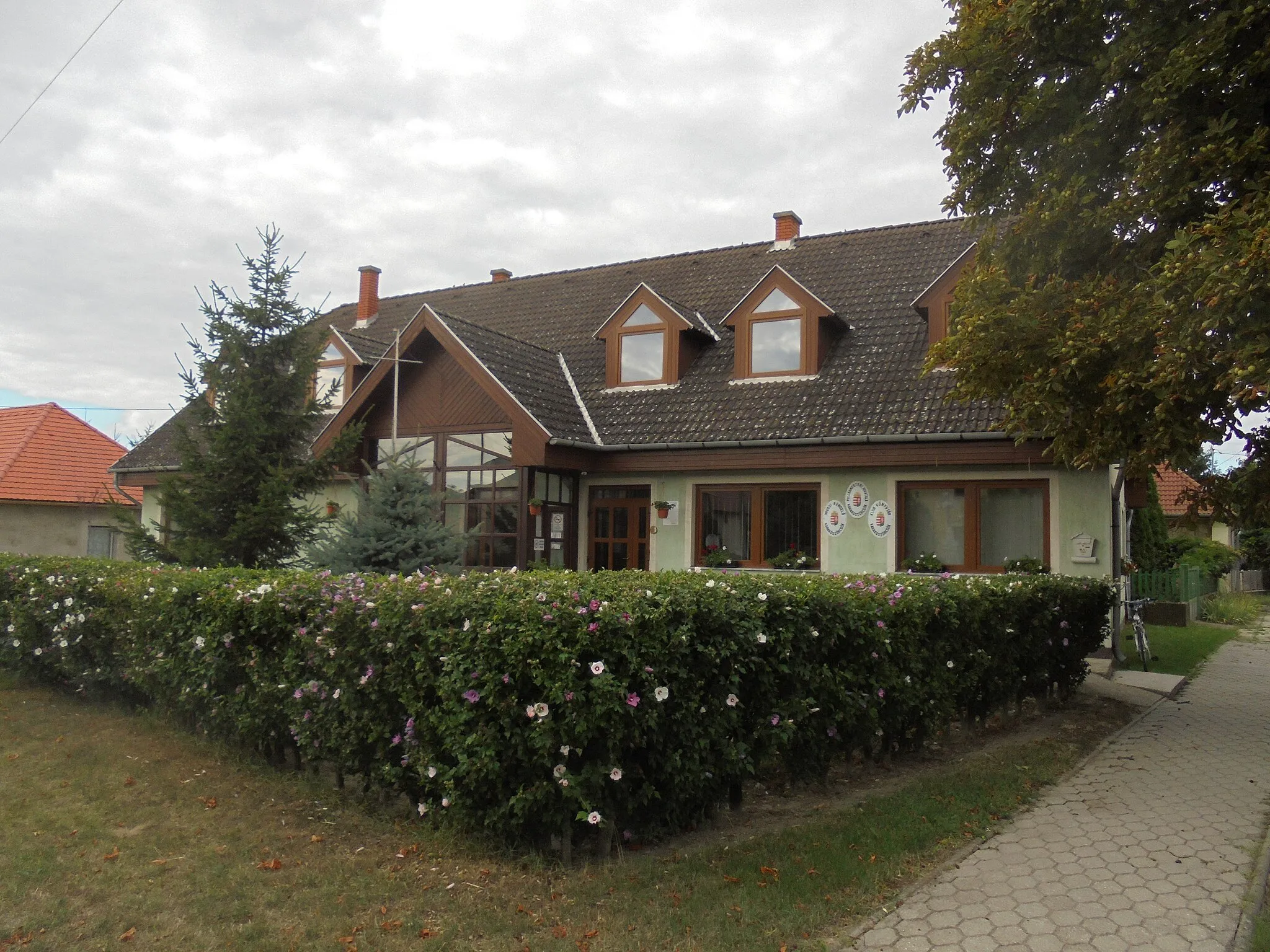 Photo showing: public administration building in Karakószörcsök, Hungary