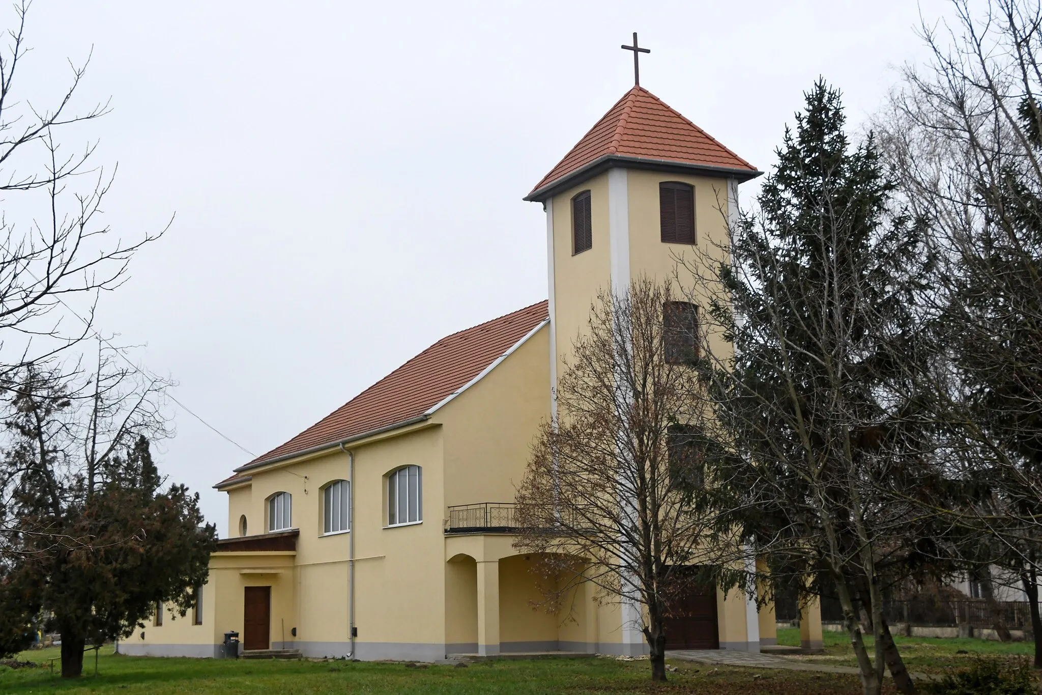 Photo showing: Roman Catholic church in Soponya
