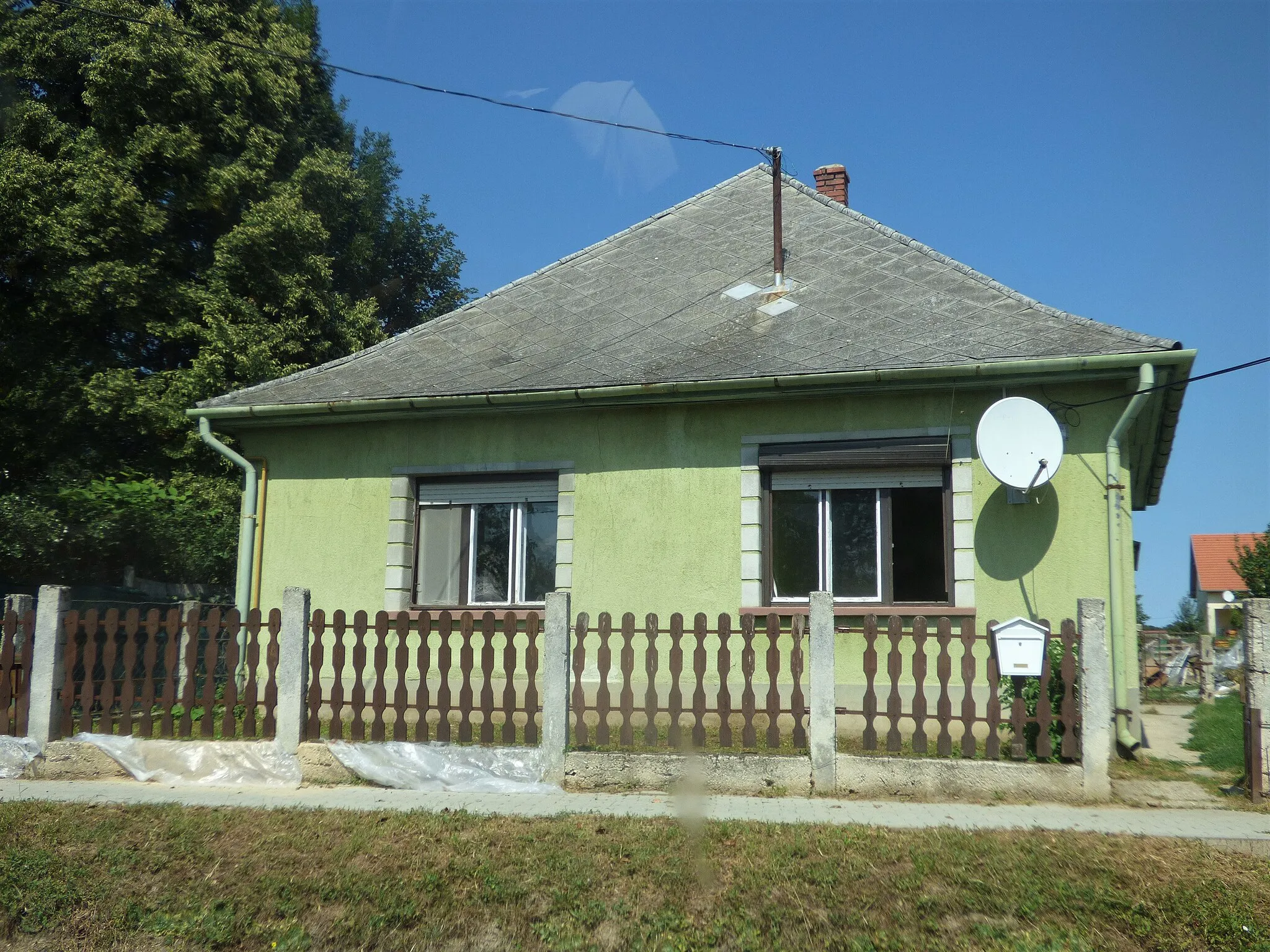 Photo showing: Sörédi lakóház