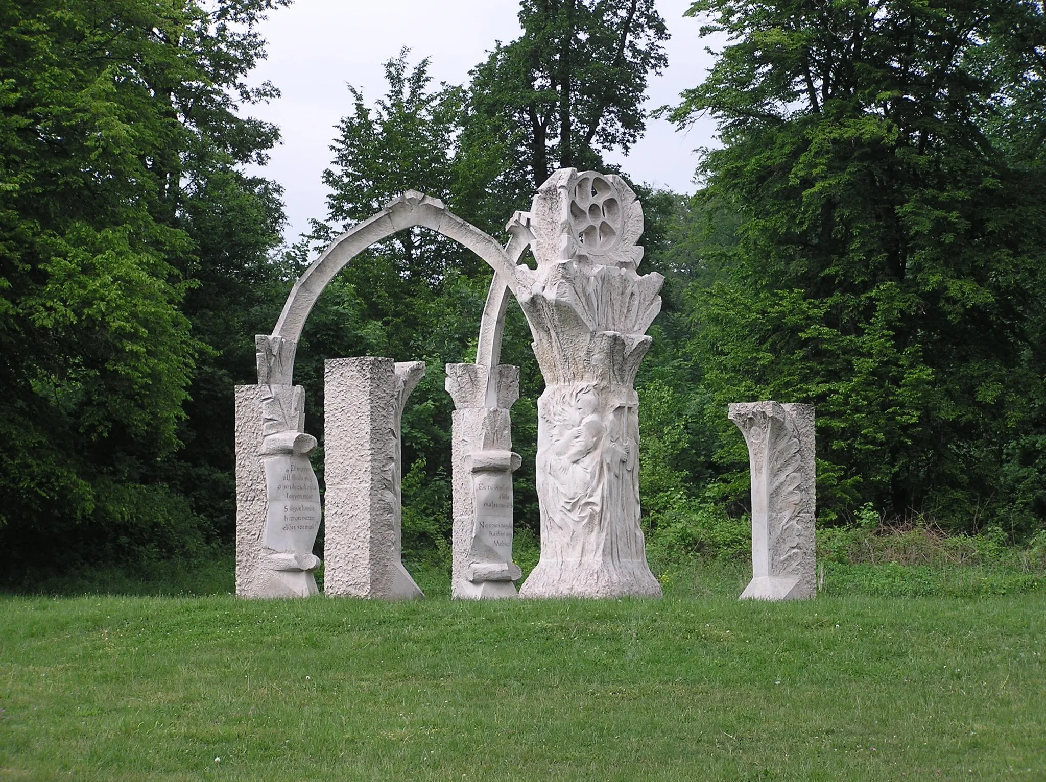 Photo showing: Memorial of the Pusztamarót battle, Gerecse mountains, Hungary