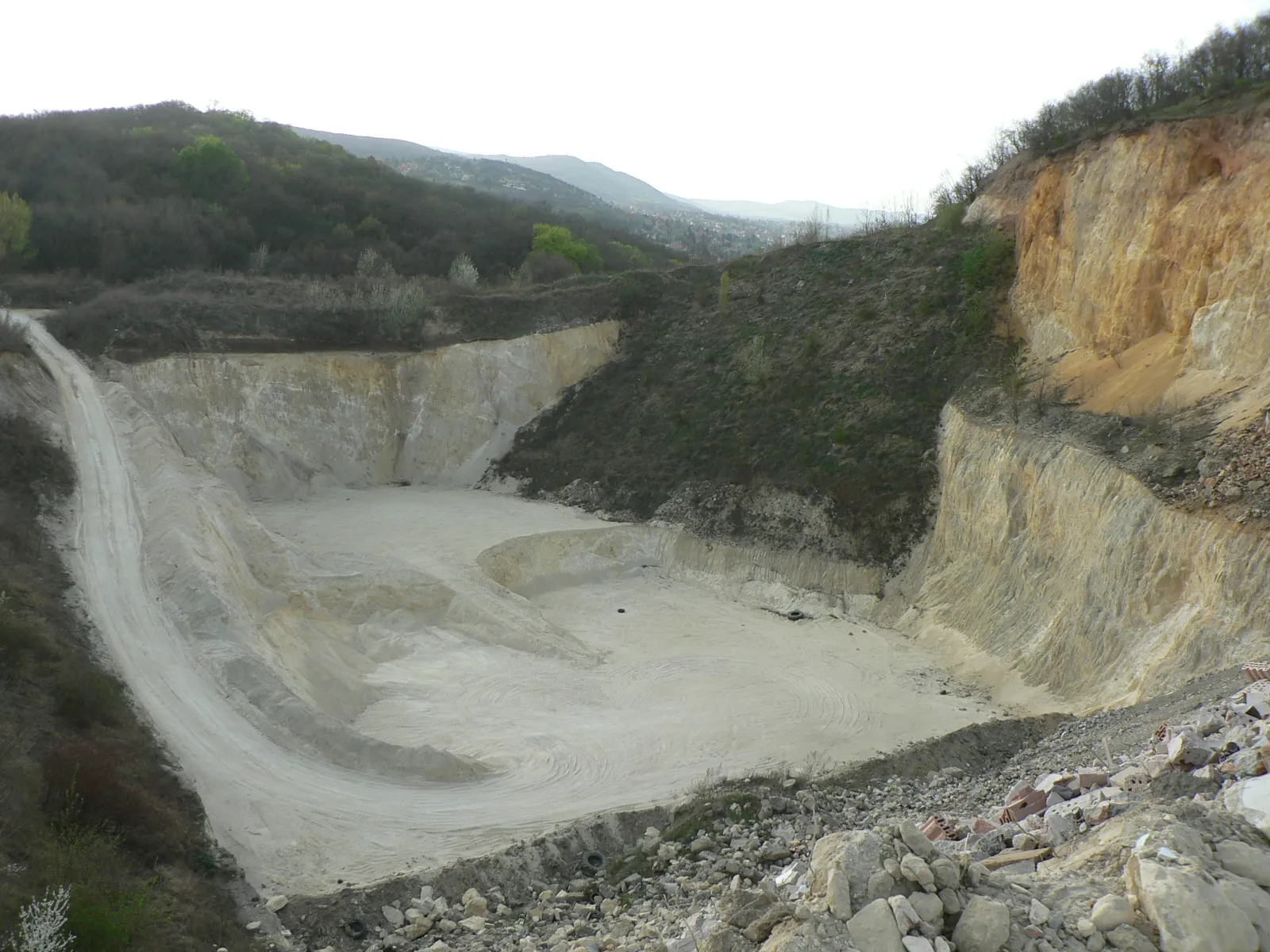 Photo showing: Hatalmas kőbánya a Felső-Patak-hegyen