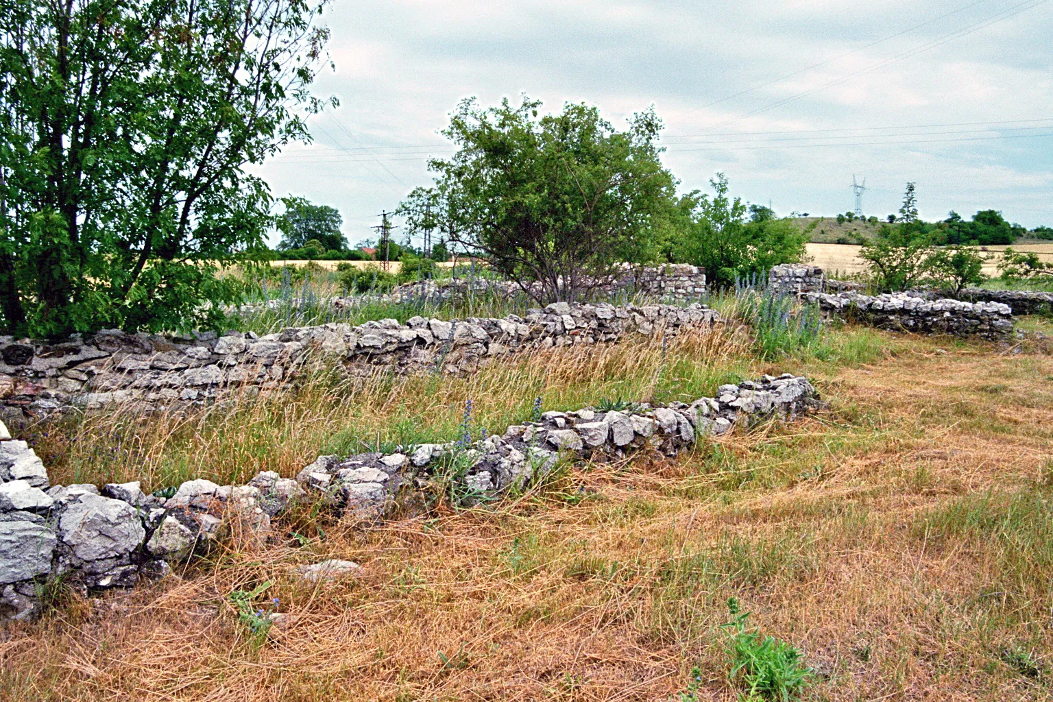 Photo showing: Kastell Tokod, Ungarn: Bebauung in der Ostecke.