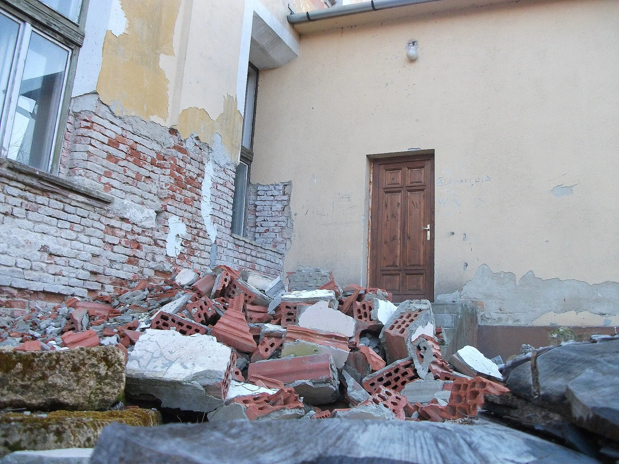 Photo showing: Construction waste near Zichy Mansion in Zichyújfalu, Hungary.
