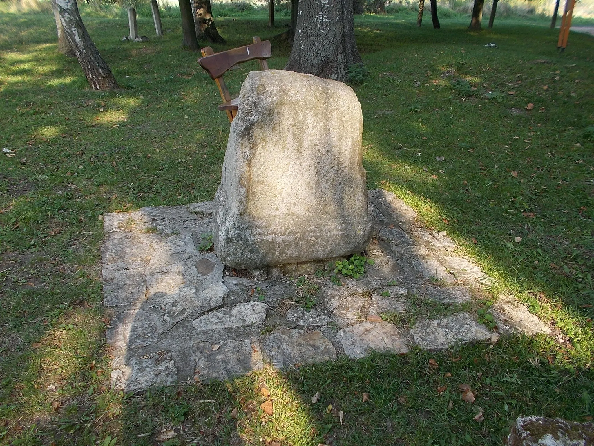 Photo showing: Stone from Roman period at Kövesd's ruins. - Aszófő, Veszprém County, Hungary