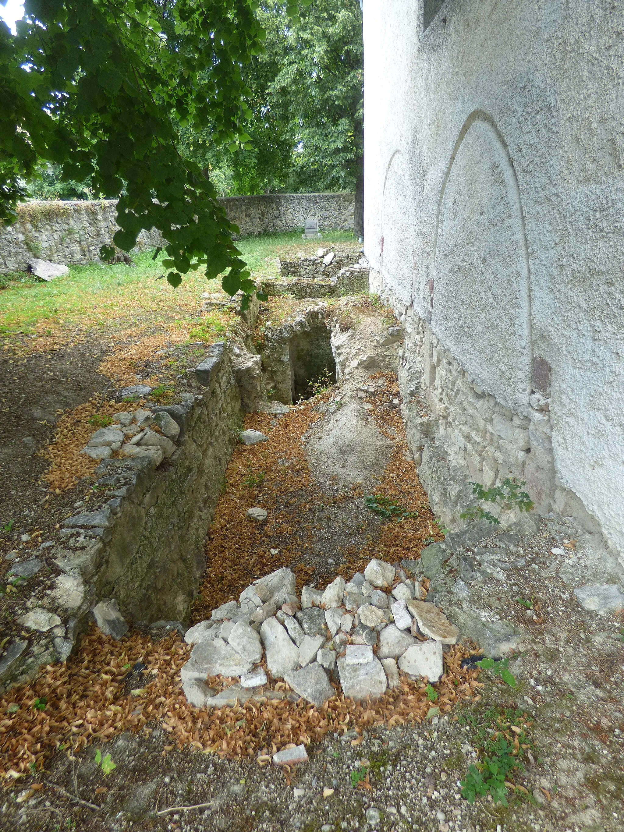 Photo showing: Épületromok a vilonyai református templom északi falai mellett