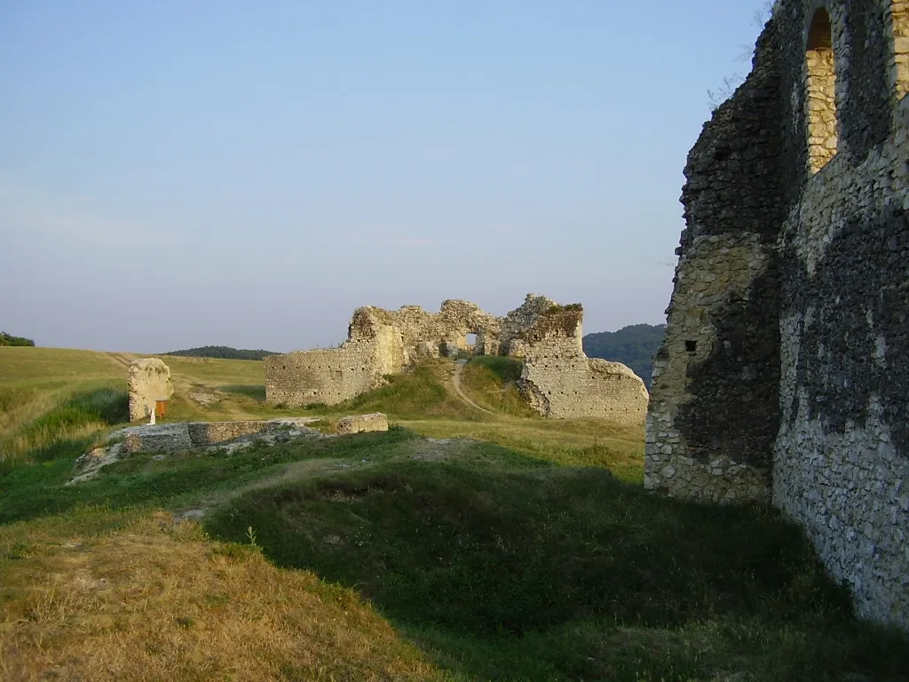 Photo showing: Szarvaskő várának romja (Döbrönte, Veszprém megye, Magyarország)