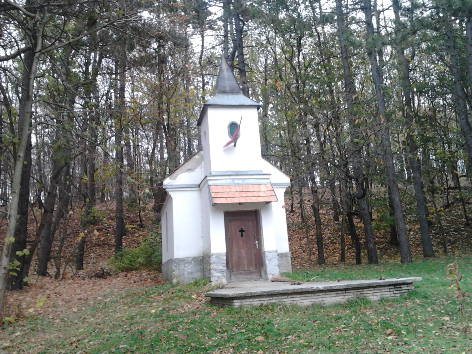 Photo showing: A körtvélyespusztai kápolna homlokzata