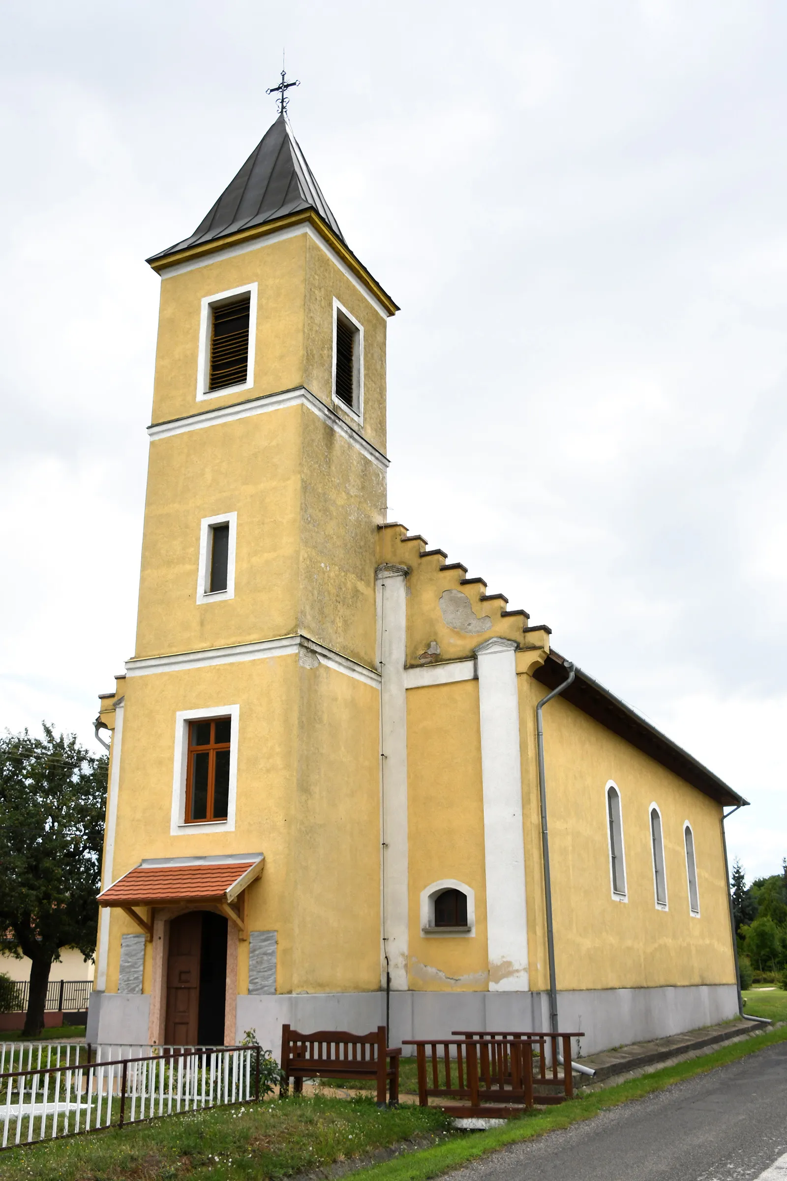 Photo showing: Roman Catholic church in Újbarok, Hungary