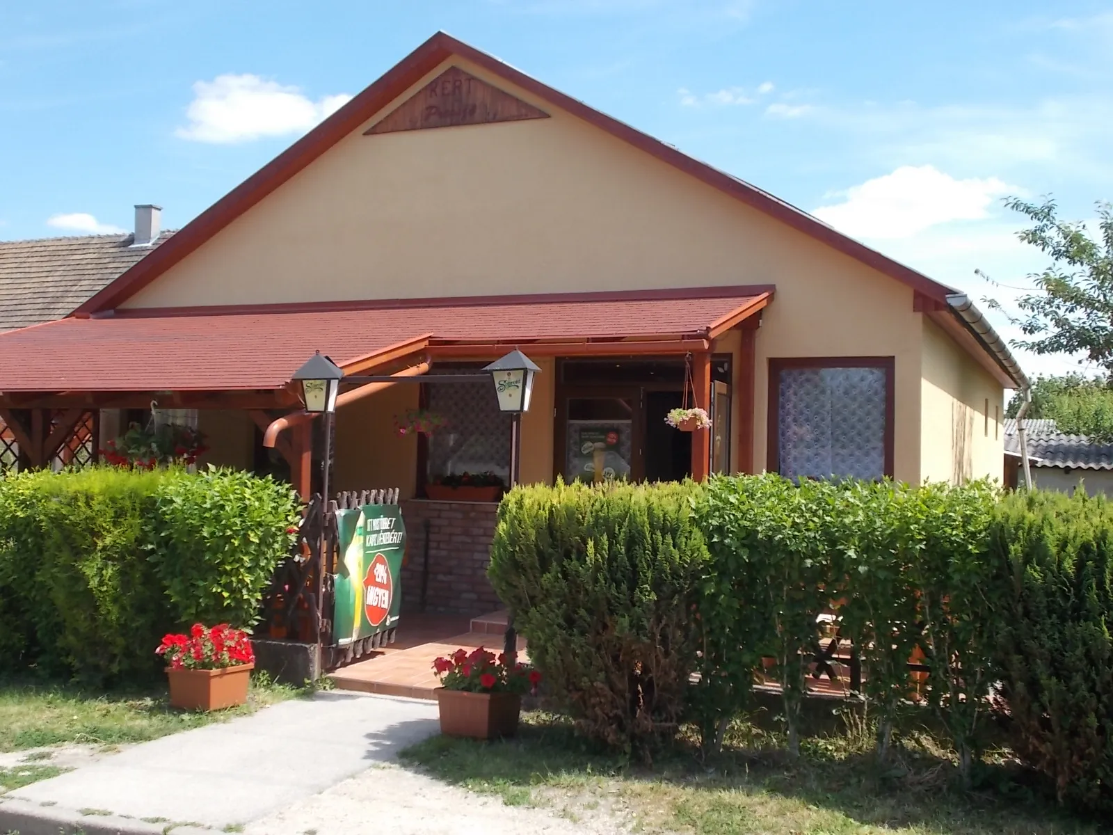 Photo showing: :Kert Restaurant. - Árpád Street, Telep neighborhood, Bicske, Fejér County, Hungary.