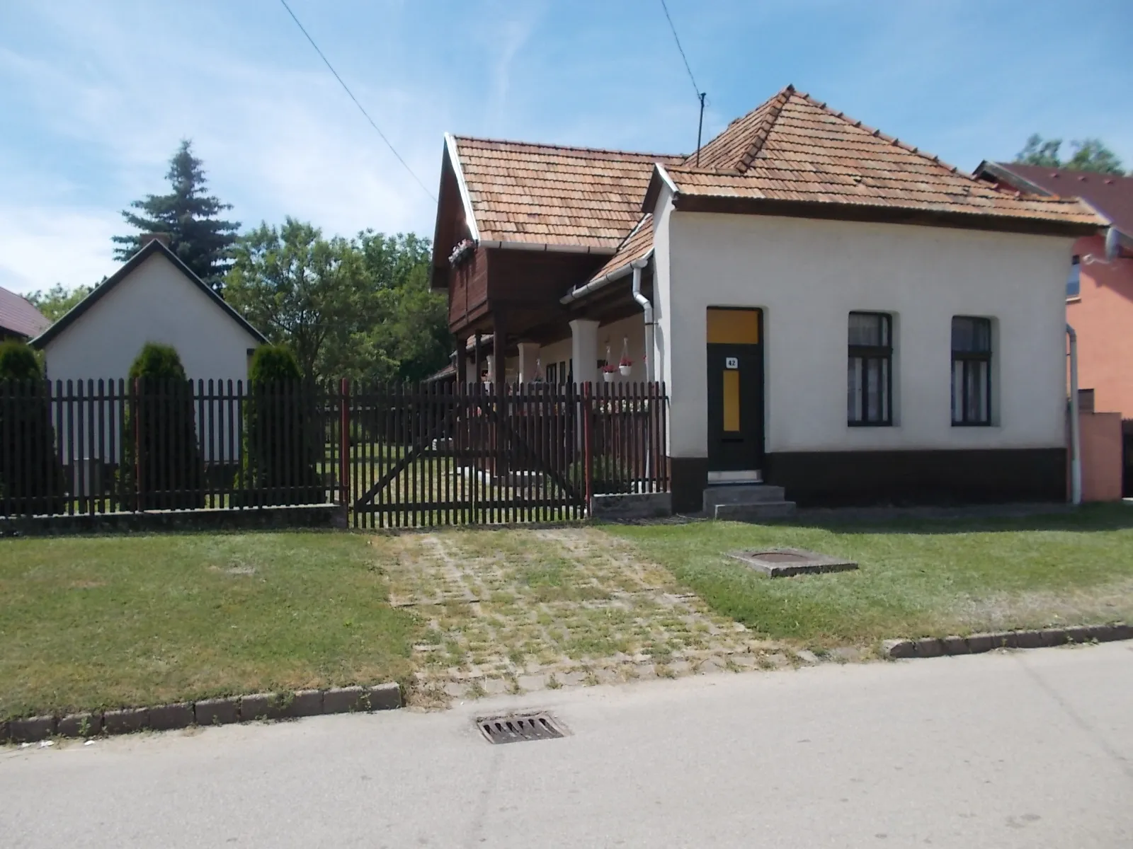 Photo showing: : Porched house with wooden structure. - 42 Táncsics Street, Telep neighborhood, Bicske, Fejér County, Hungary.