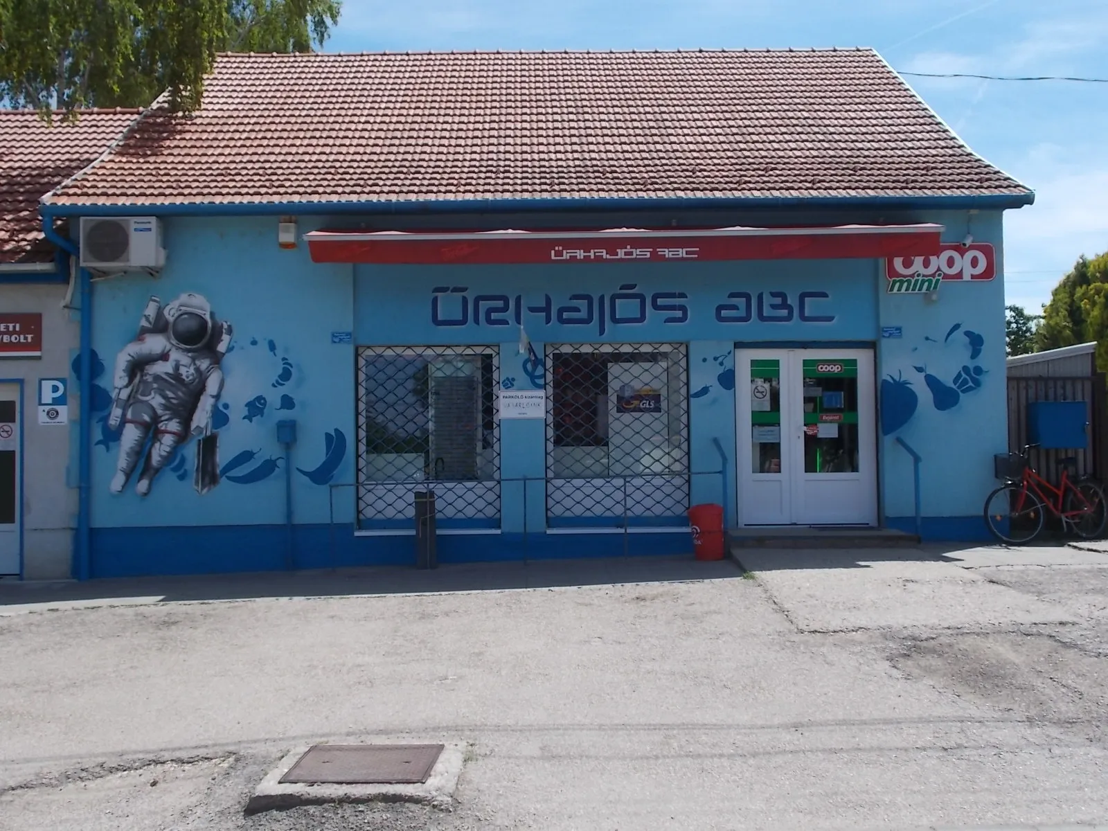 Photo showing: : Űrhajós food shop, mini Coop.- Űrhajós Street, Telep neighborhood, Bicske, Fejér County, Hungary.