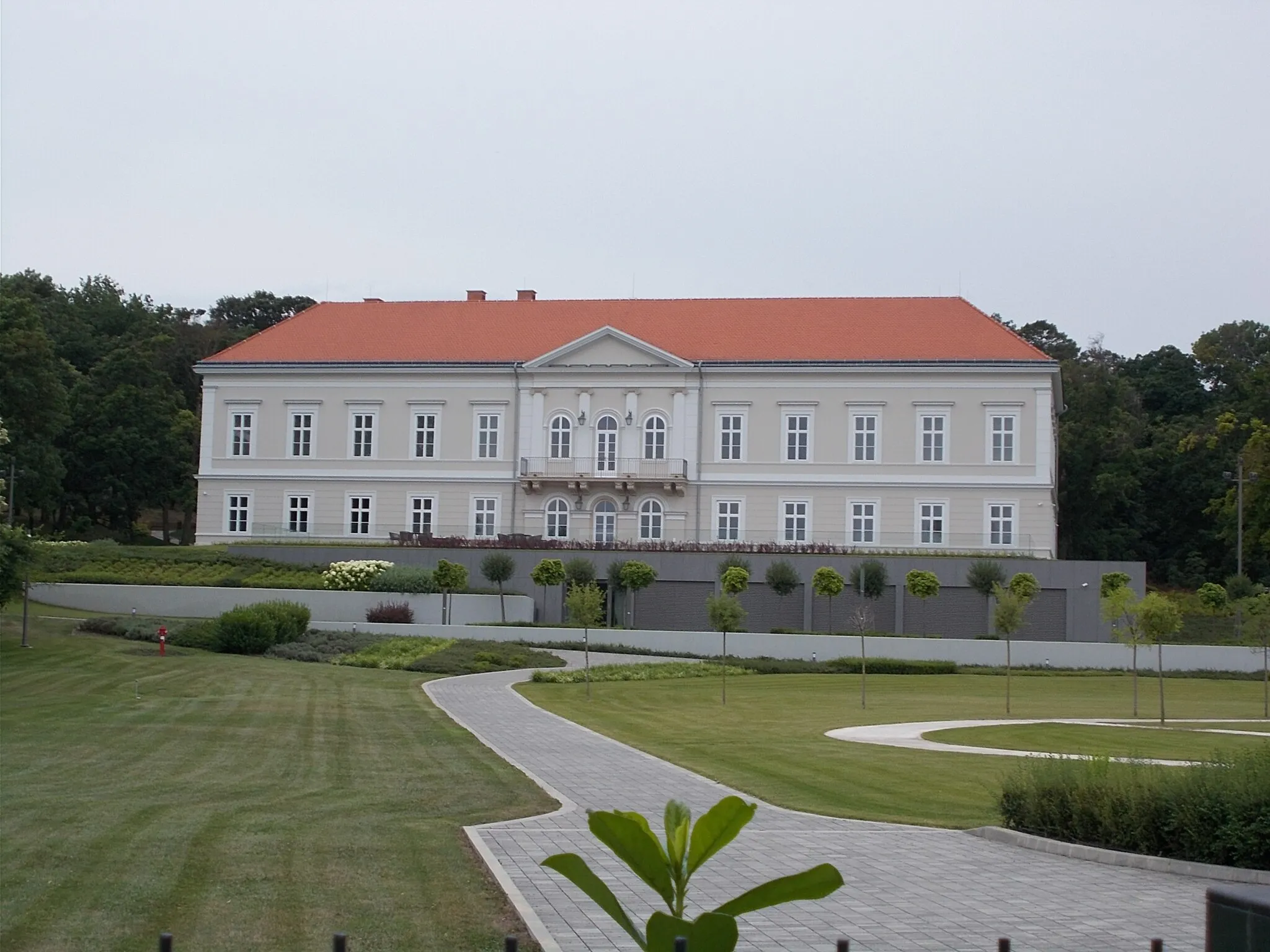 Photo showing: Built to Lamberg mansion In 2023 private mansion between circa 1940s till 2000s tourist house and inn - 96 Petőfi Sándor Street (Route 8204), Bodajk, Fejér County, Hungary.