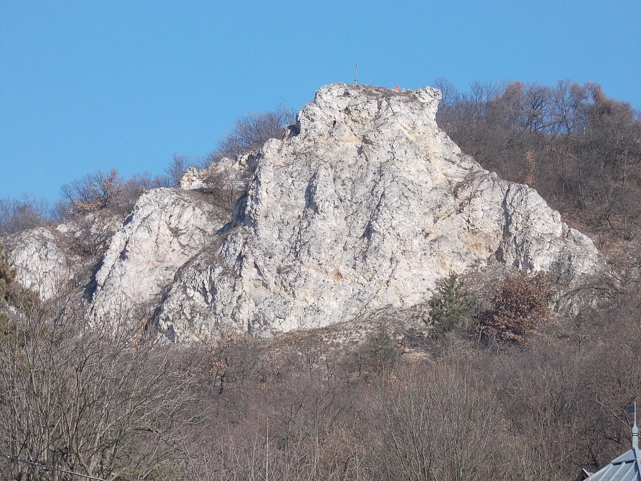 Photo showing: : Apáthy Cliff (Under the protection of the Budapest Municipality since 1977. One of the finest and most fascinating formations of the Buda Hills. Nice view from its top. 5,75-hectare nature reserve. Geological and biological values. A main sights of its, the stone gateway with traces of red clay. Nature paths. - Get to: Take bus No.11 get off at last stop and walk. (Source: Budapest's Protected Natural Heritage brochure. Edited by EU Phare program. ISBN 963 04 7152 3.). - Nyék neighborhood, Budapest District II.