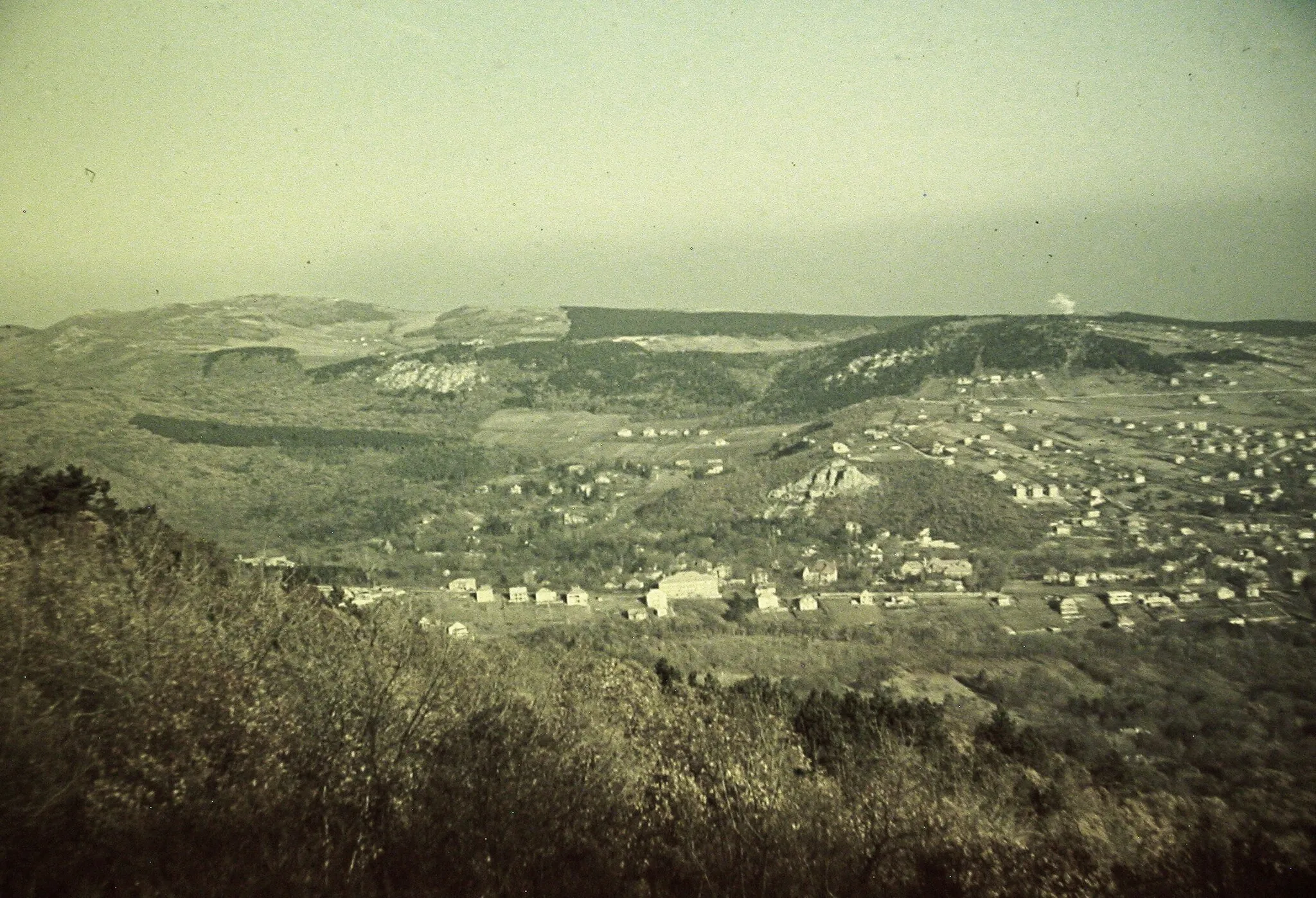 Photo showing: Kilátás a Jánoshegyről a Hármashatár-hegy és a Látó-hegy felé, középen az Apáthy szikla.