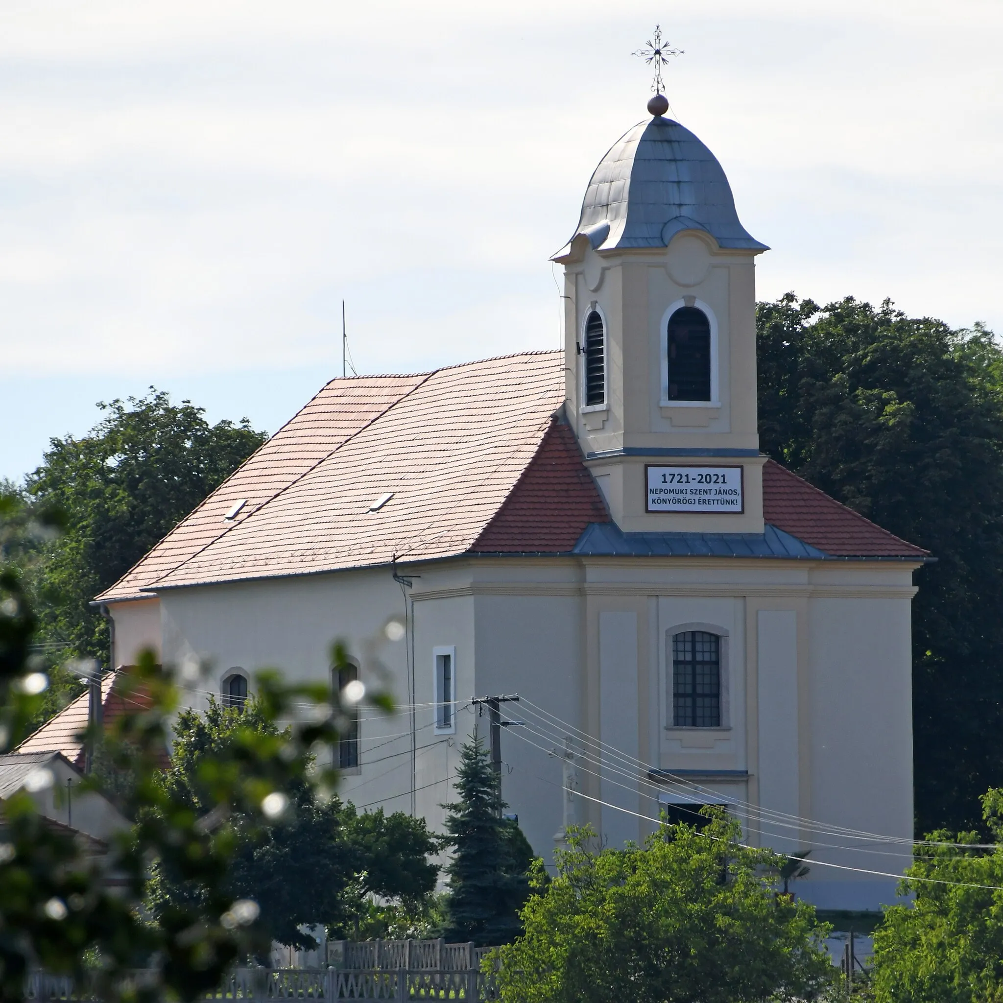 Photo showing: Roman Catholic church in Csolnok, Hungary