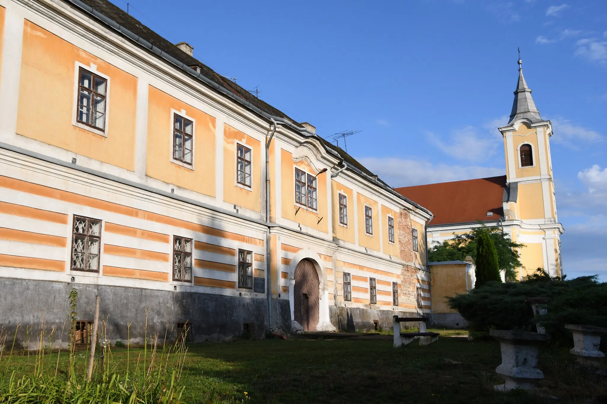 Photo showing: Cistercian monastery and church in Előszállás, Hungary