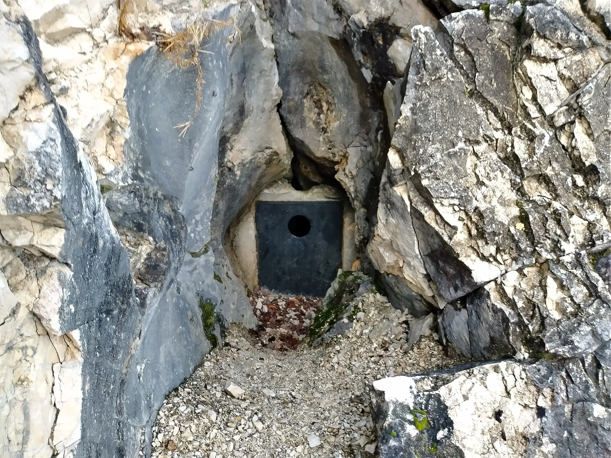 Photo showing: Entrance of Nagy-Somlyóhegyi Cave in Pilisjászfalu, Hungary.