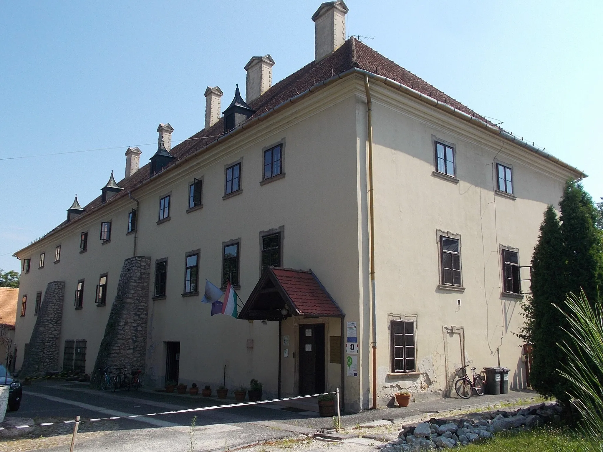 Photo showing: : Castle, yard, main building the 'mansion'. - 5 Petőfi tér, Devecser, Veszprém County, Hungary.