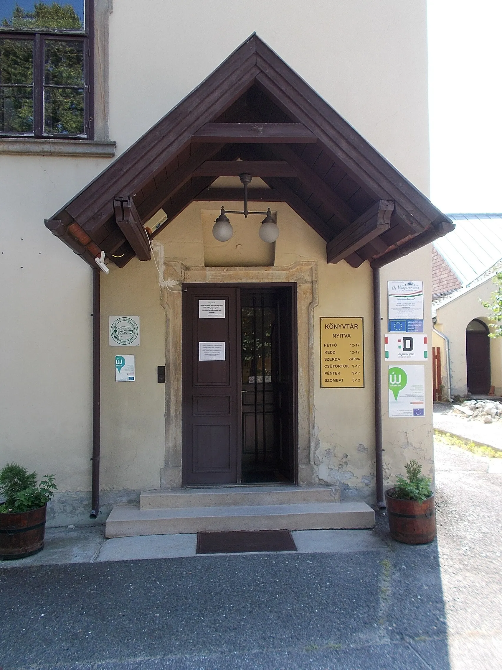 Photo showing: : Castle, yard, main building the 'mansion', now library. Entry . - 5 Petőfi tér, Devecser, Veszprém County, Hungary