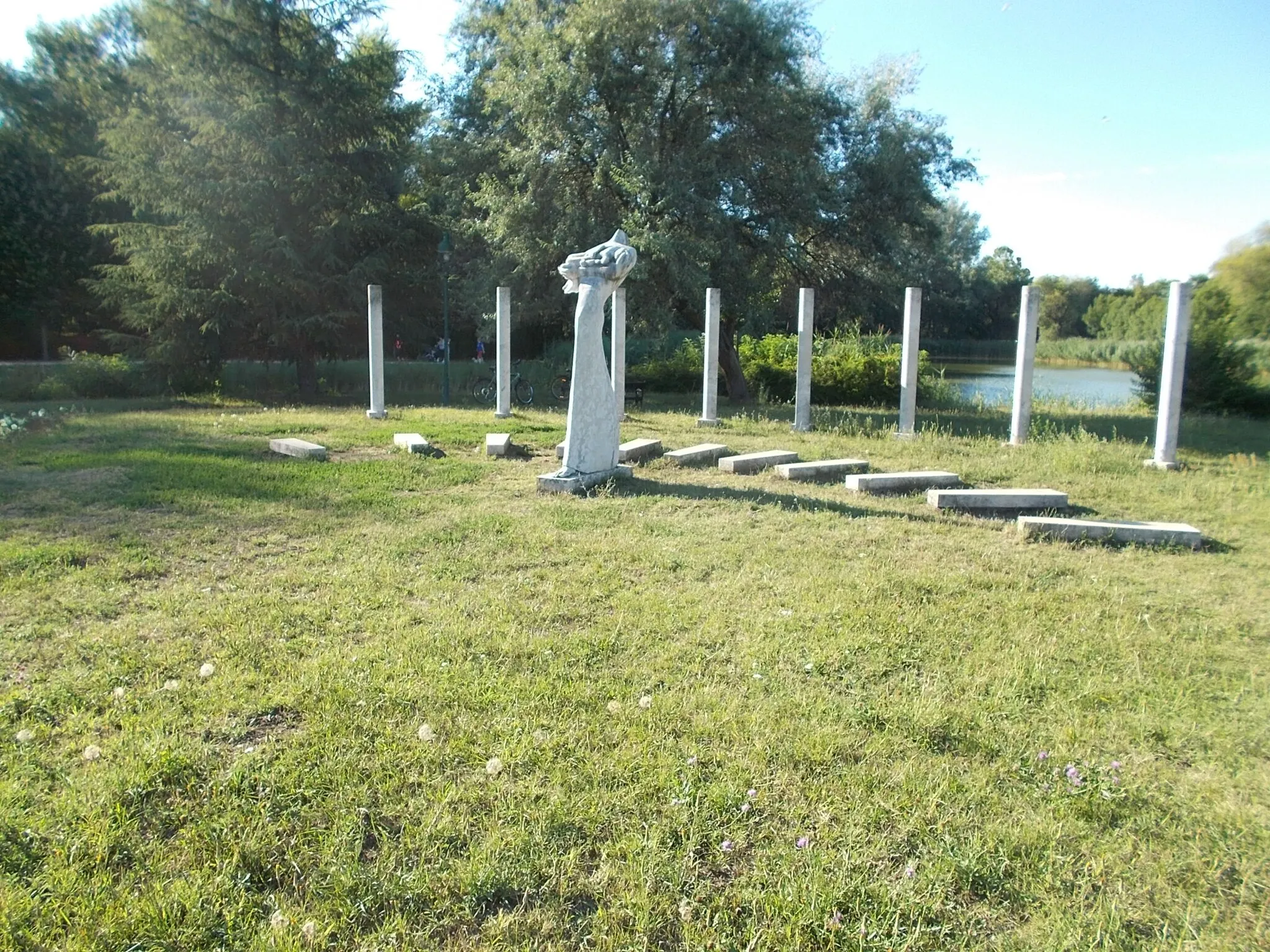Photo showing: Sundial by László Szunyogh sculptor and István Kovaliczky astronomer ( 2001 limestone works,  Millenium of Hungary relted, Géza of Hungary and Stephen I of Hungary as children) on the island of the Boating lake of in Millenium Park, Tatabánya, Komárom-Esztergom County, Hungary.