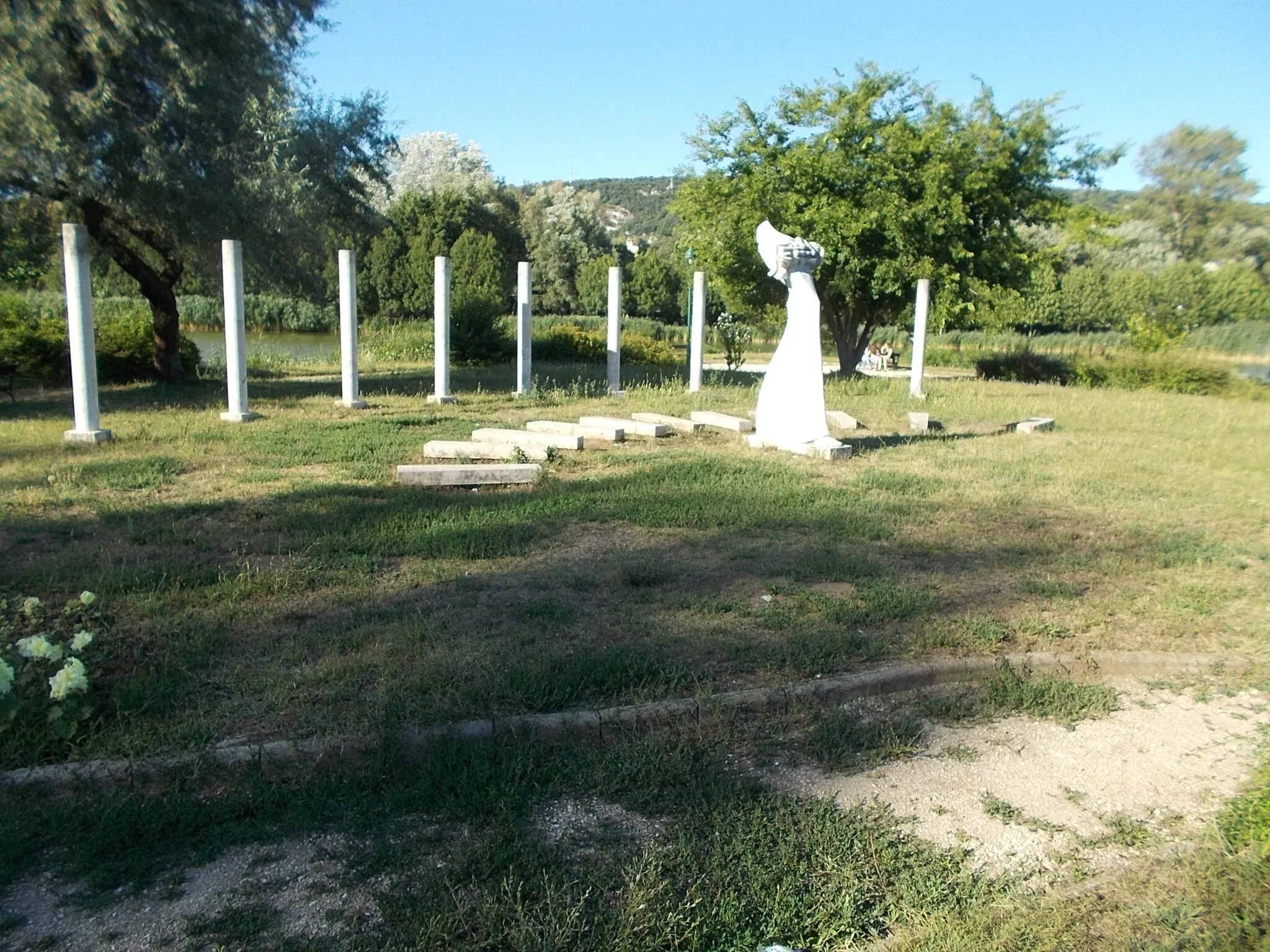 Photo showing: Sundial by László Szunyogh sculptor and István Kovaliczky astronomer ( 2001 limestone works, Millenium of Hungary relted, Géza of Hungary and Stephen I of Hungary as children) on the island of the Boating lake of in Millenium Park, Tatabánya, Komárom-Esztergom County, Hungary.