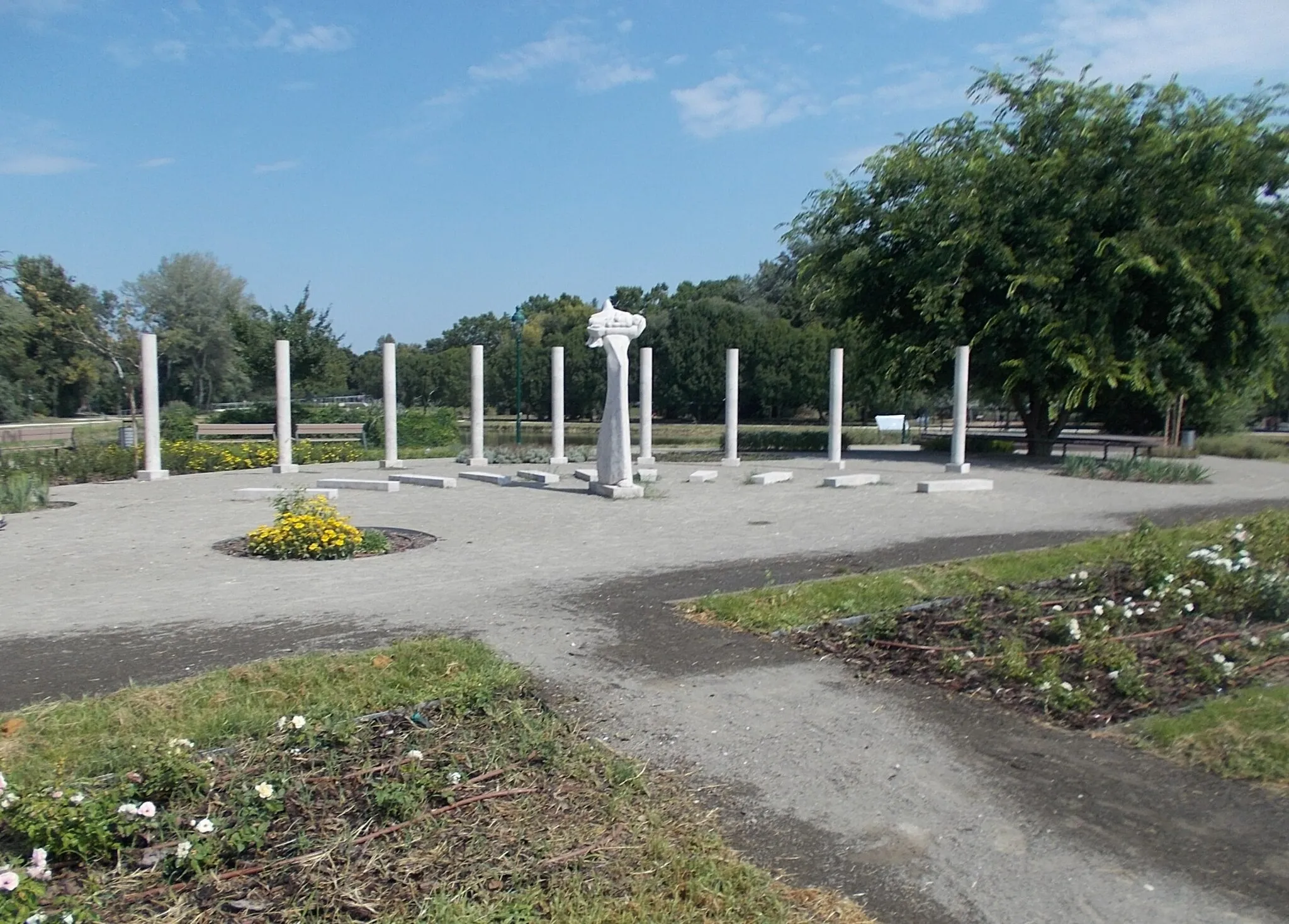 Photo showing: Sundial by László Szunyogh sculptor and István Kovaliczky astronomer (2001 limestone works, Millenium of Hungary related) on the Napóra (Sundial) Island on th Boating lake, Millenium Public Park, Sárberek neighborhood, Tatabánya, Komárom-Esztergom County, Hungary.