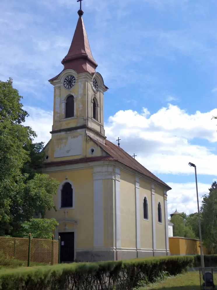 Photo showing: Bábolna, Nepomuki Szent János templom