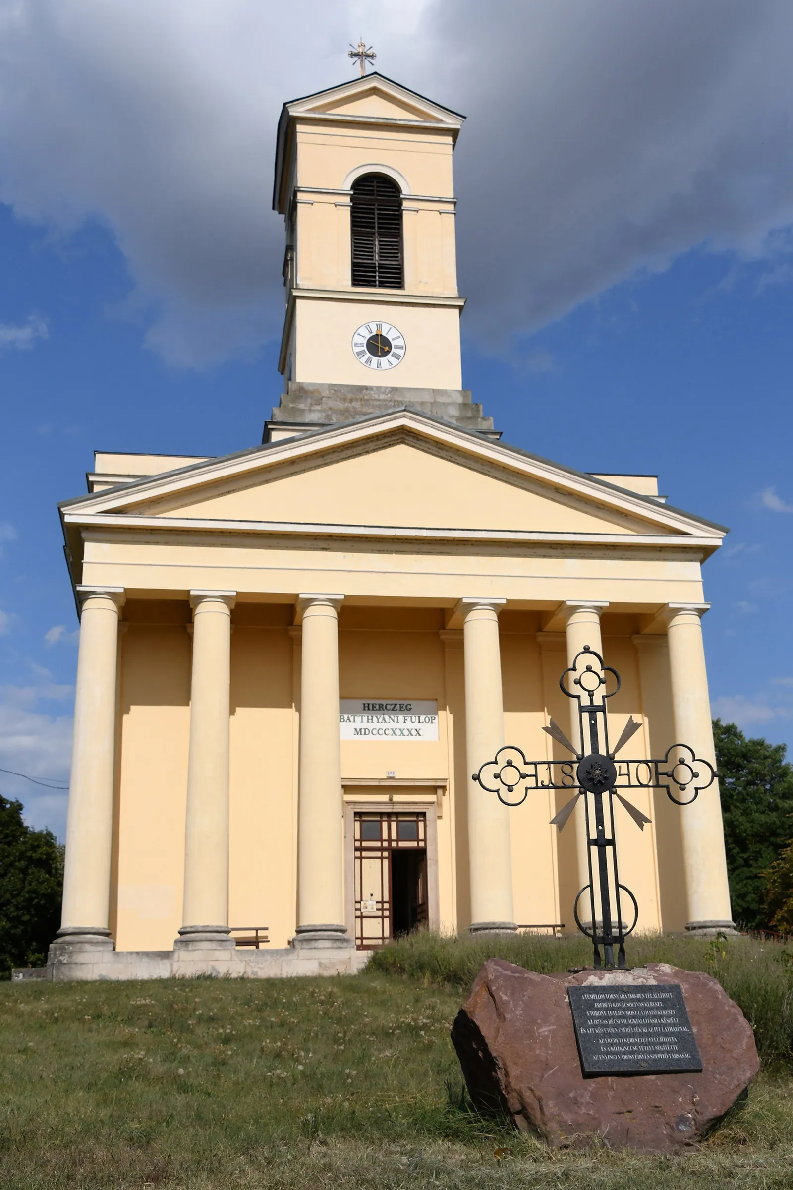 Photo showing: Roman Catholic church in Enying, Hungary