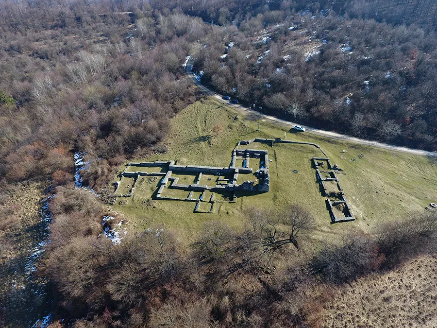 Photo showing: Pálos romok légi fotón (Pilisszentlélek)