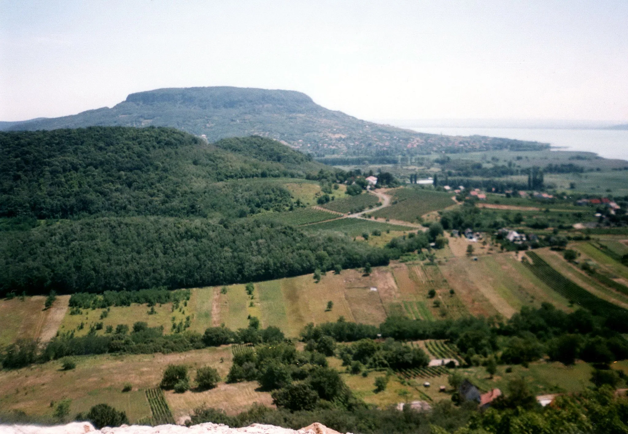 Photo showing: Badacsony as seen from Szigliget