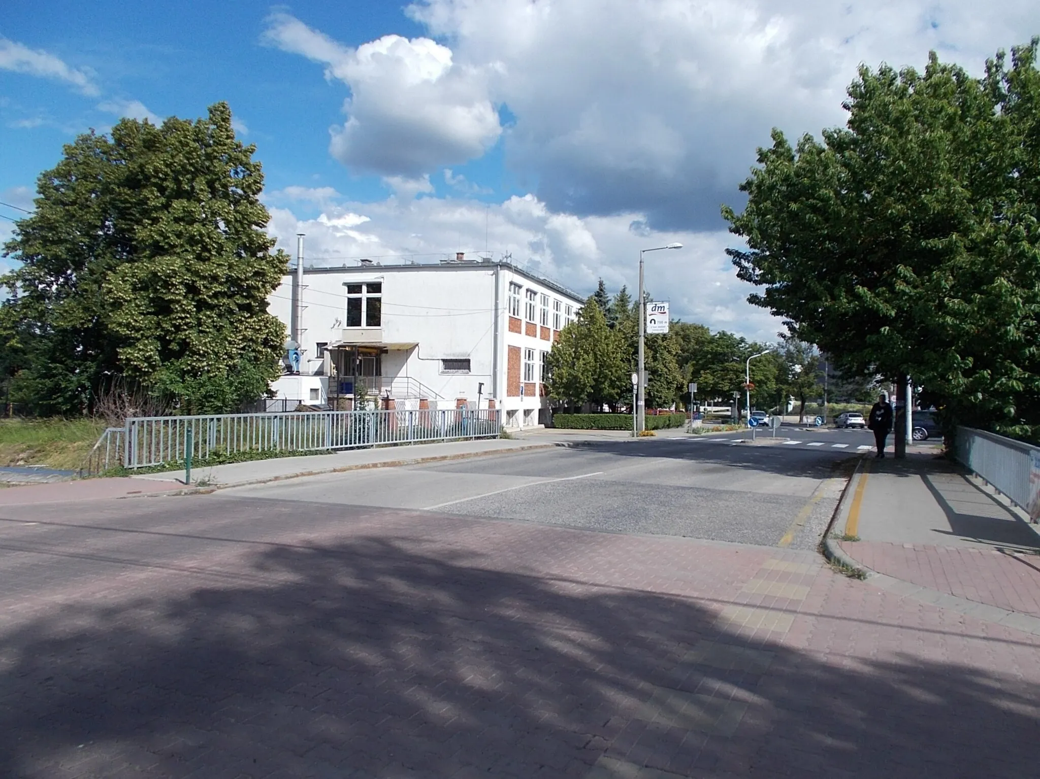 Photo showing: : Damjanich Street Bridge looking toward Elementary School inÚjváros neighborhood, Százhalombatta, Pest County, Hungary.